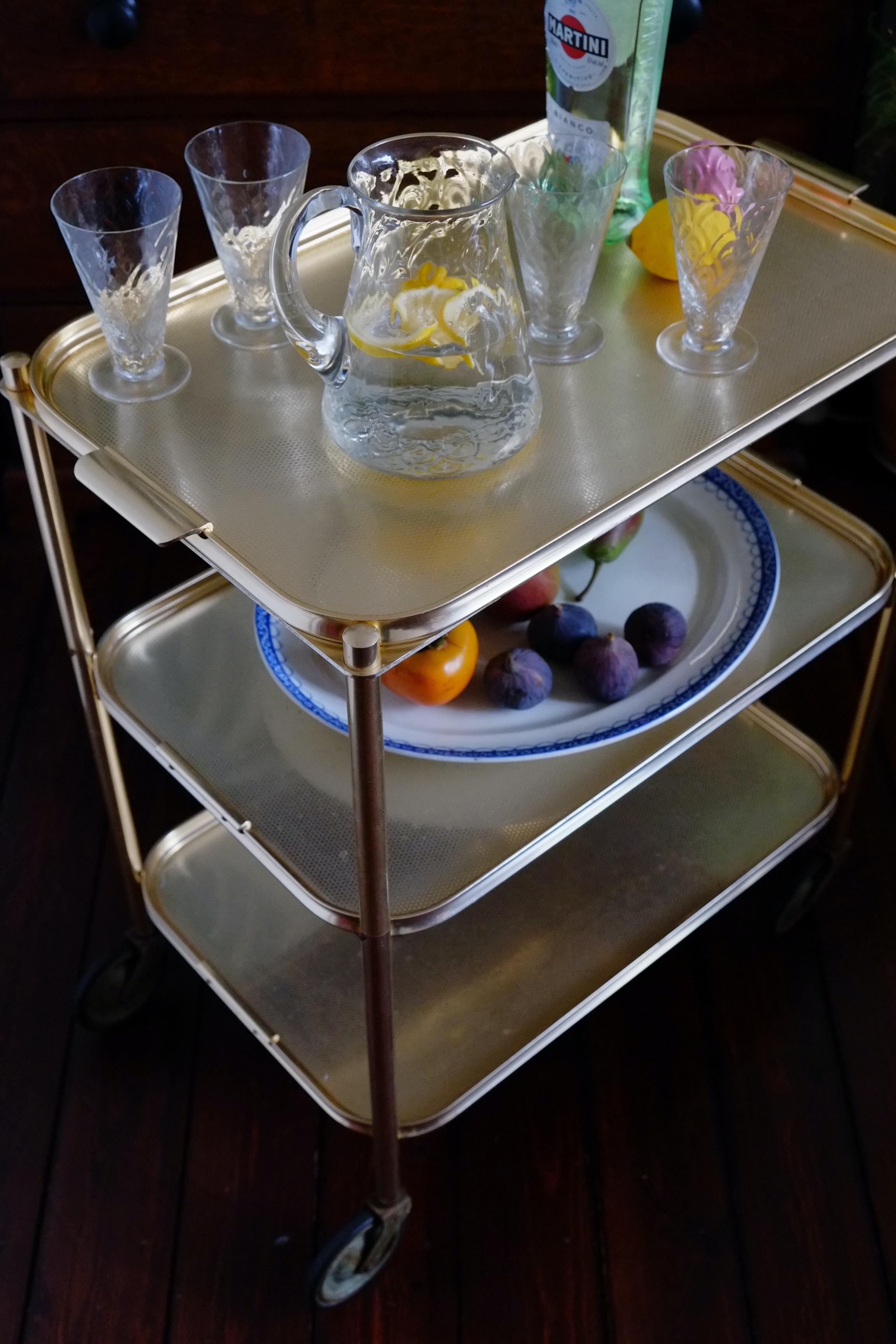 Mid-Century Modern Chariot de bar / desserte en or du milieu du siècle dernier en vente