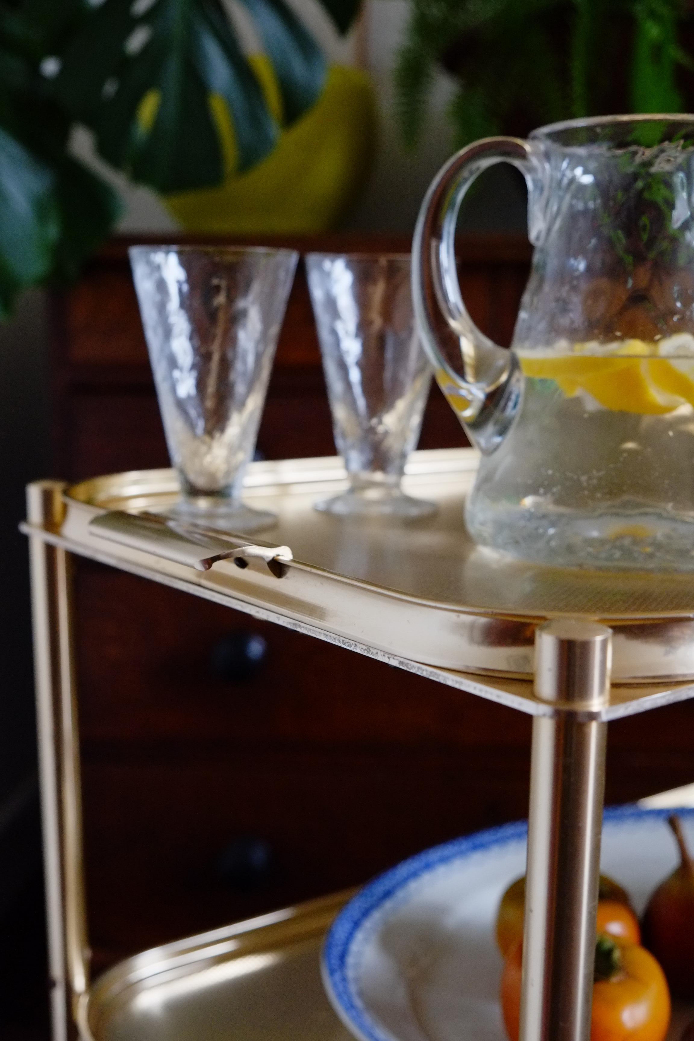 Britannique Chariot de bar / desserte en or du milieu du siècle dernier en vente