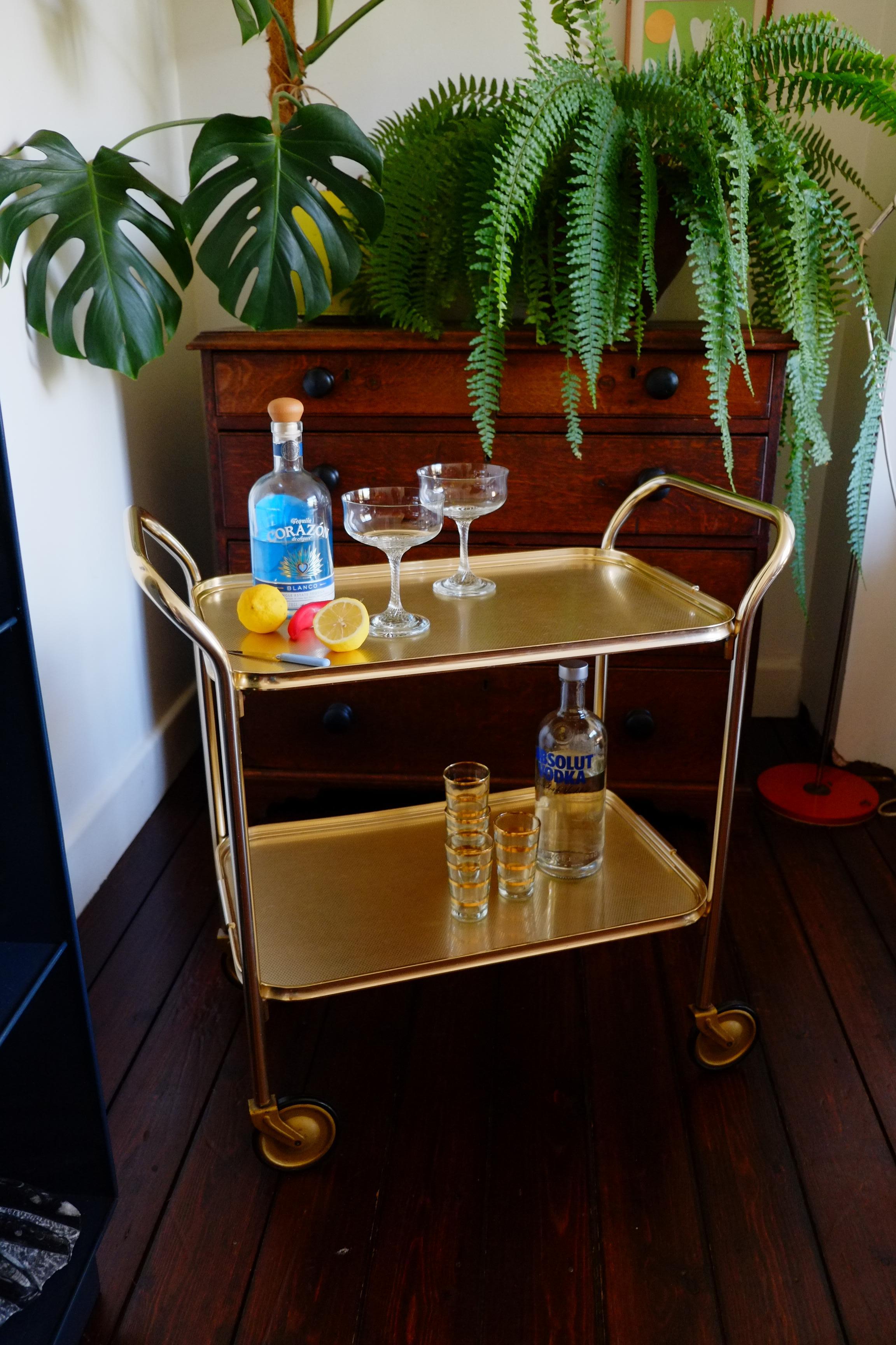 Carrito de bar / carrito de servir dorado de mediados de siglo Británico en venta