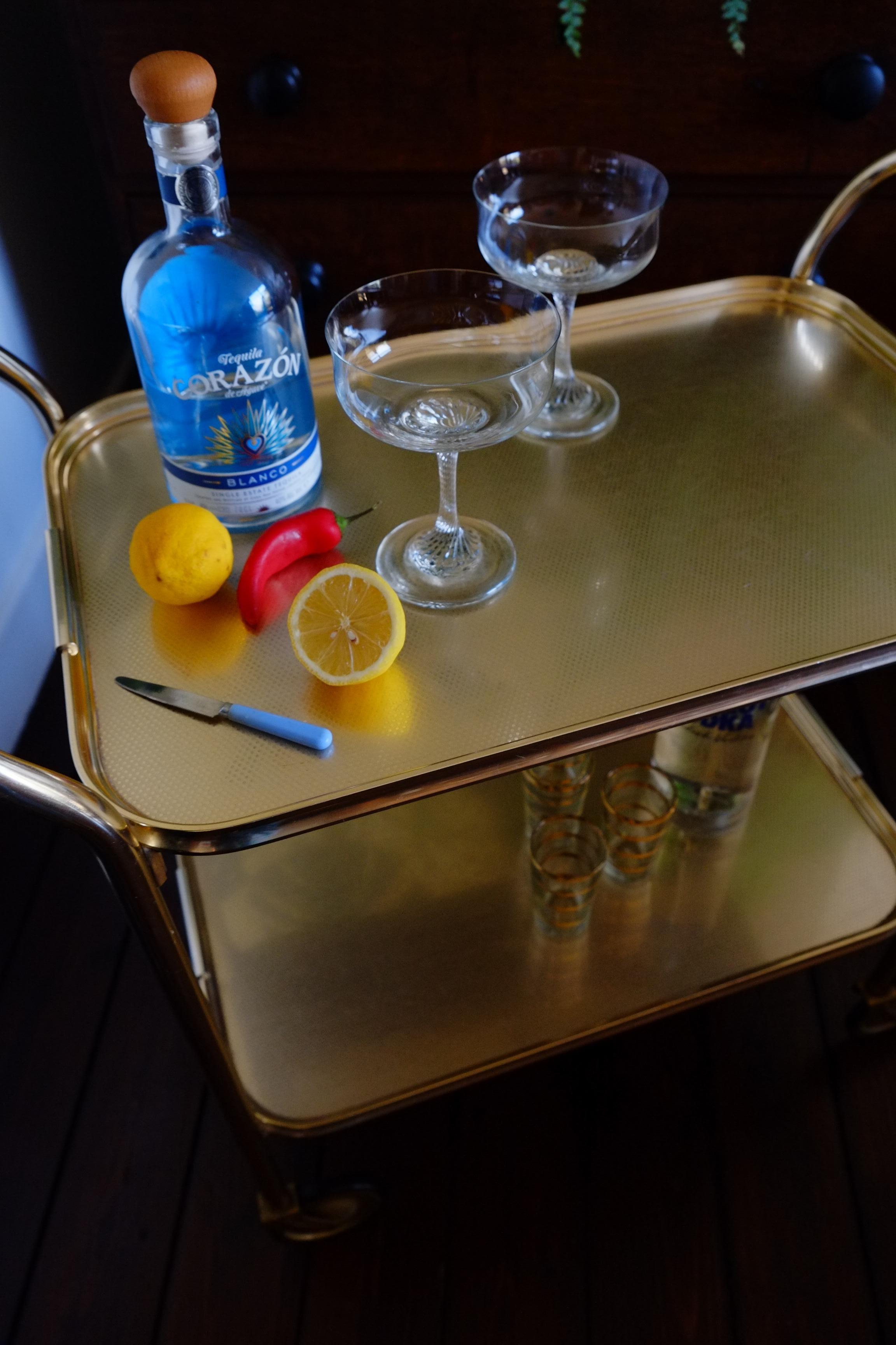 Carrito de bar / carrito de servir dorado de mediados de siglo Anodizado en venta