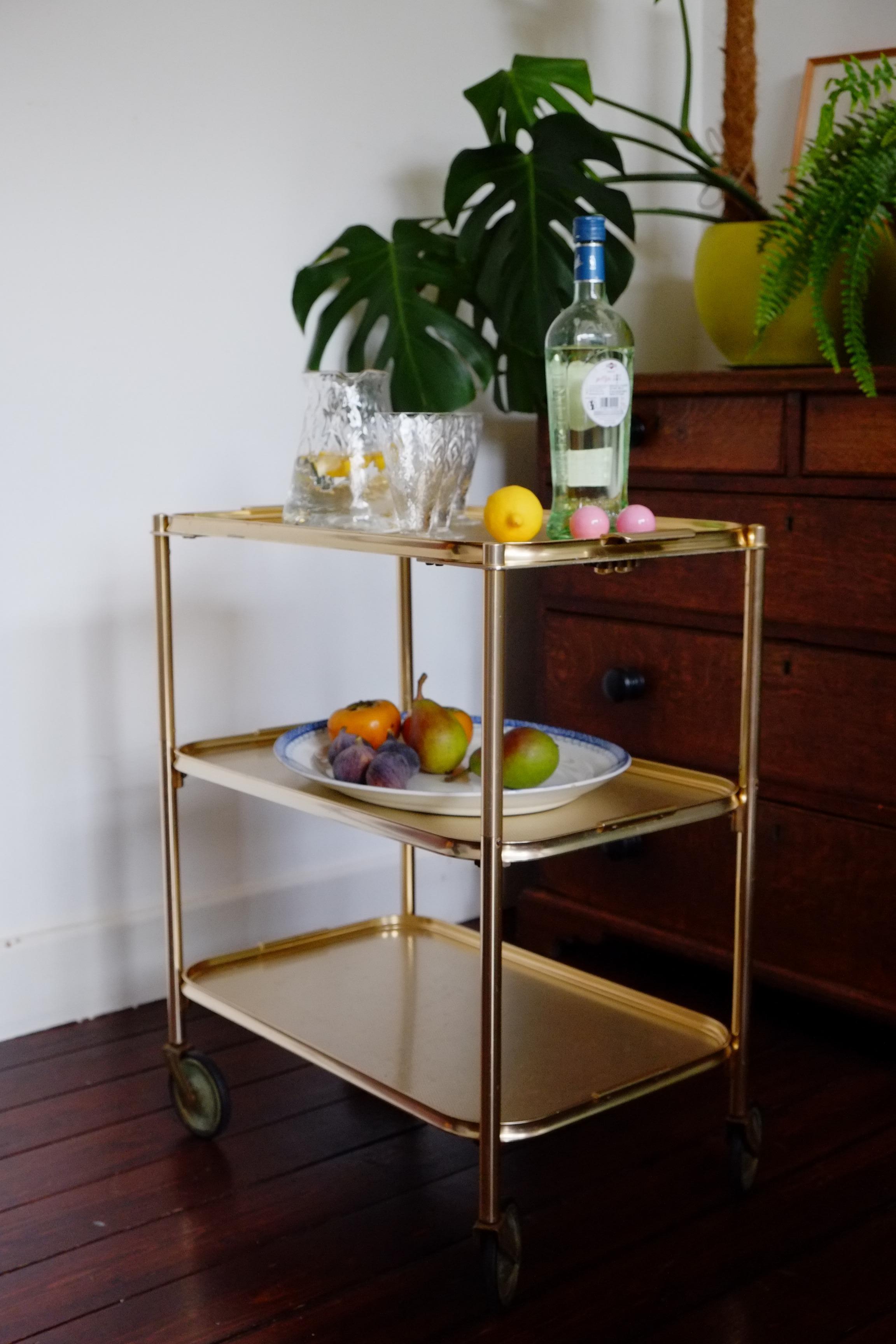 20ième siècle Chariot de bar / desserte en or du milieu du siècle dernier en vente