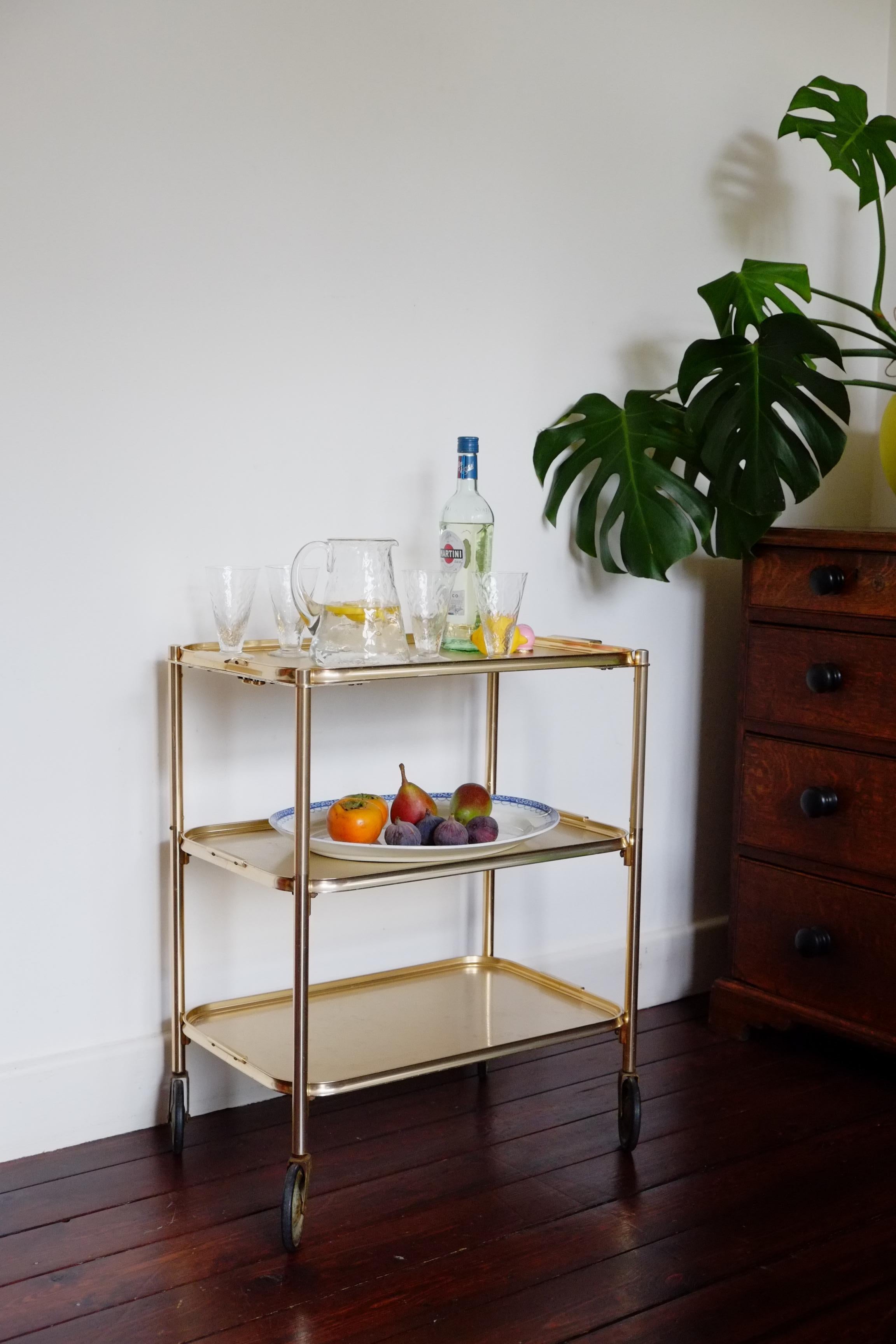 Aluminium Chariot de bar / desserte en or du milieu du siècle dernier en vente