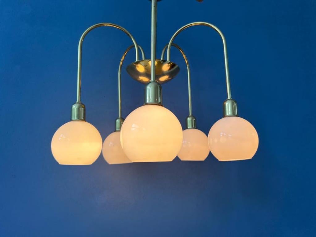 Mid-Century moderno Lampadario di metà secolo in ottone dorato e vetro opalino, anni '70 in vendita