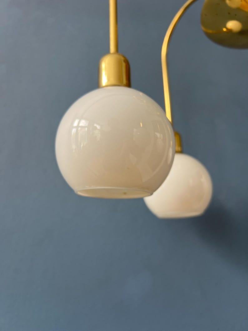Lampadario di metà secolo in ottone dorato e vetro opalino, anni '70 In condizioni ottime in vendita a ROTTERDAM, ZH