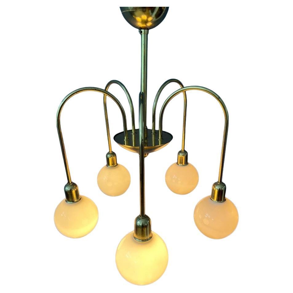 Gold-Messing-Opalglas-Kronleuchter aus der Mitte des Jahrhunderts, 1970er Jahre