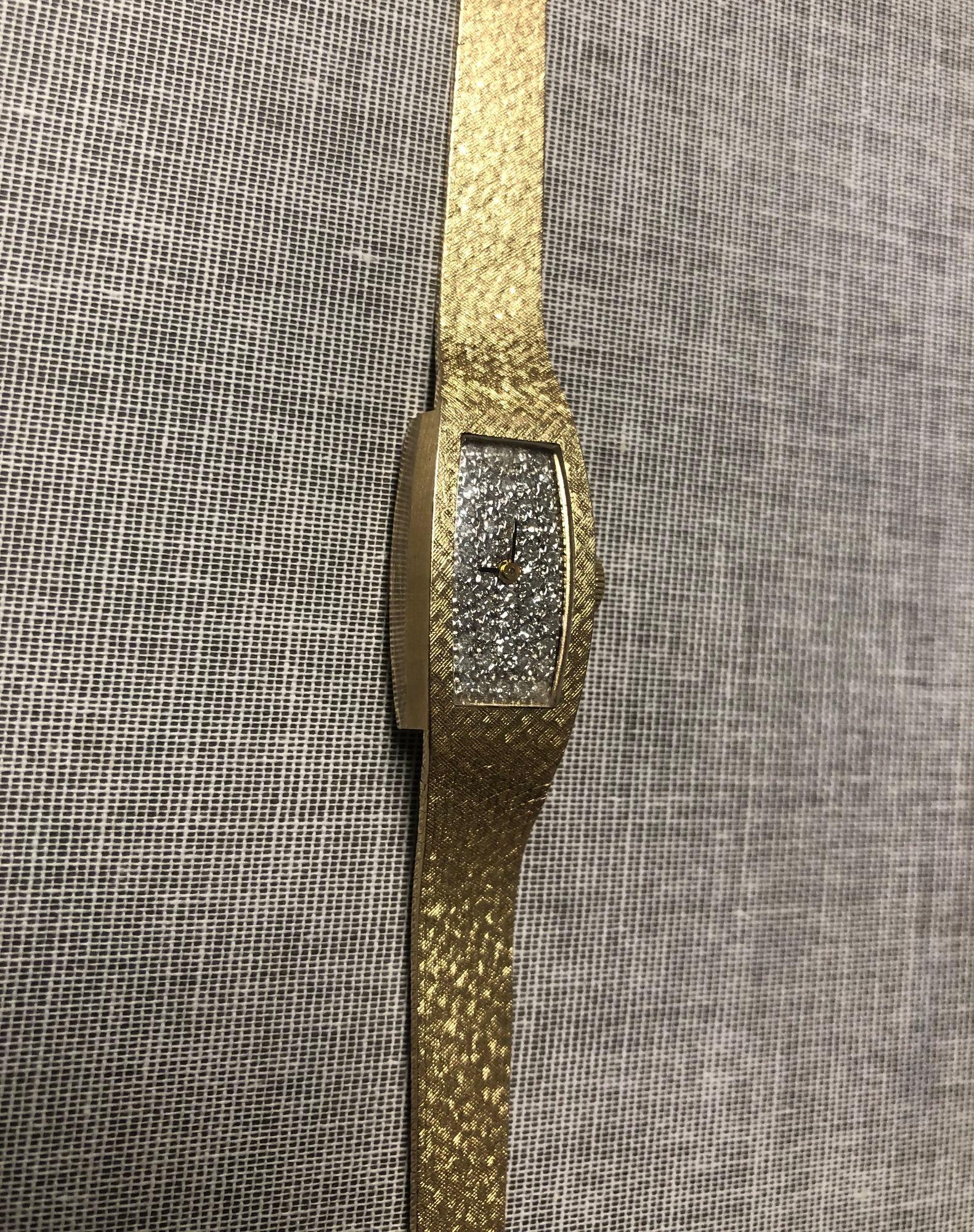 Gold-Diamantbesetzte Damenarmbanduhr von Omega aus der Mitte des Jahrhunderts im Zustand „Hervorragend“ im Angebot in Van Nuys, CA