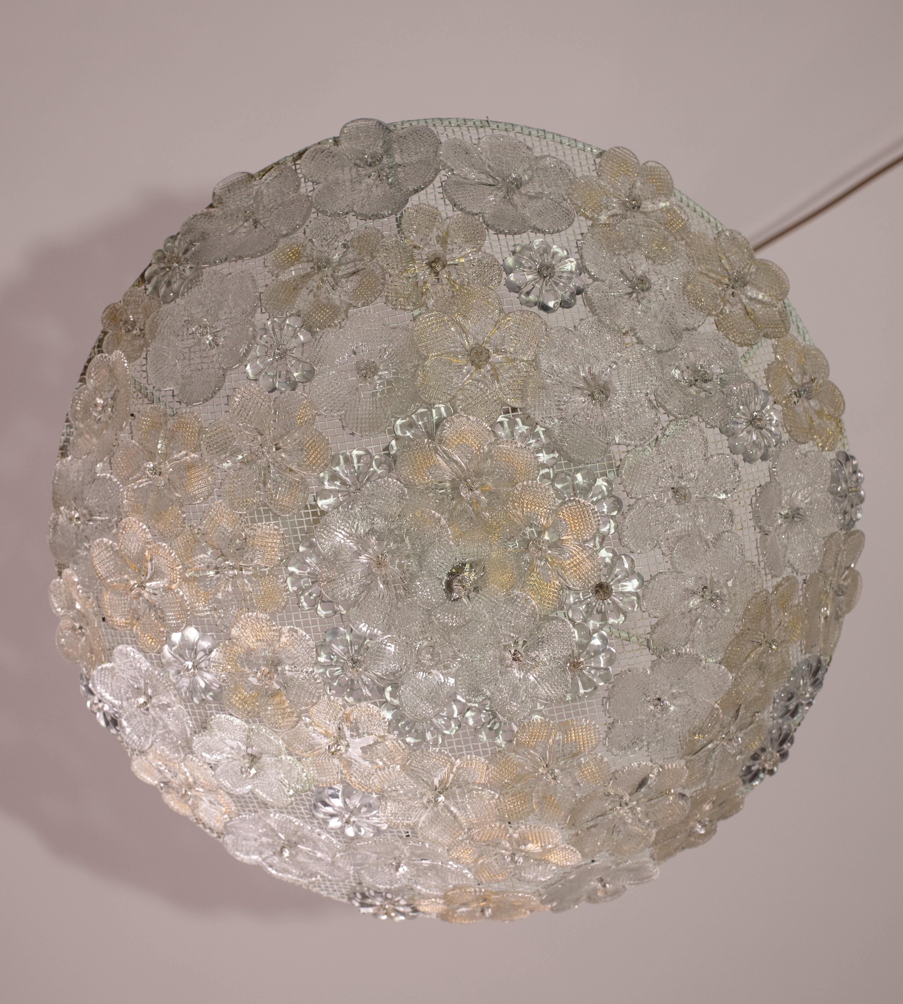 Lámpara de techo de cristal dorado con flores de mediados de siglo 1960 by Barovier e Toso en Bueno estado para la venta en Roma, IT