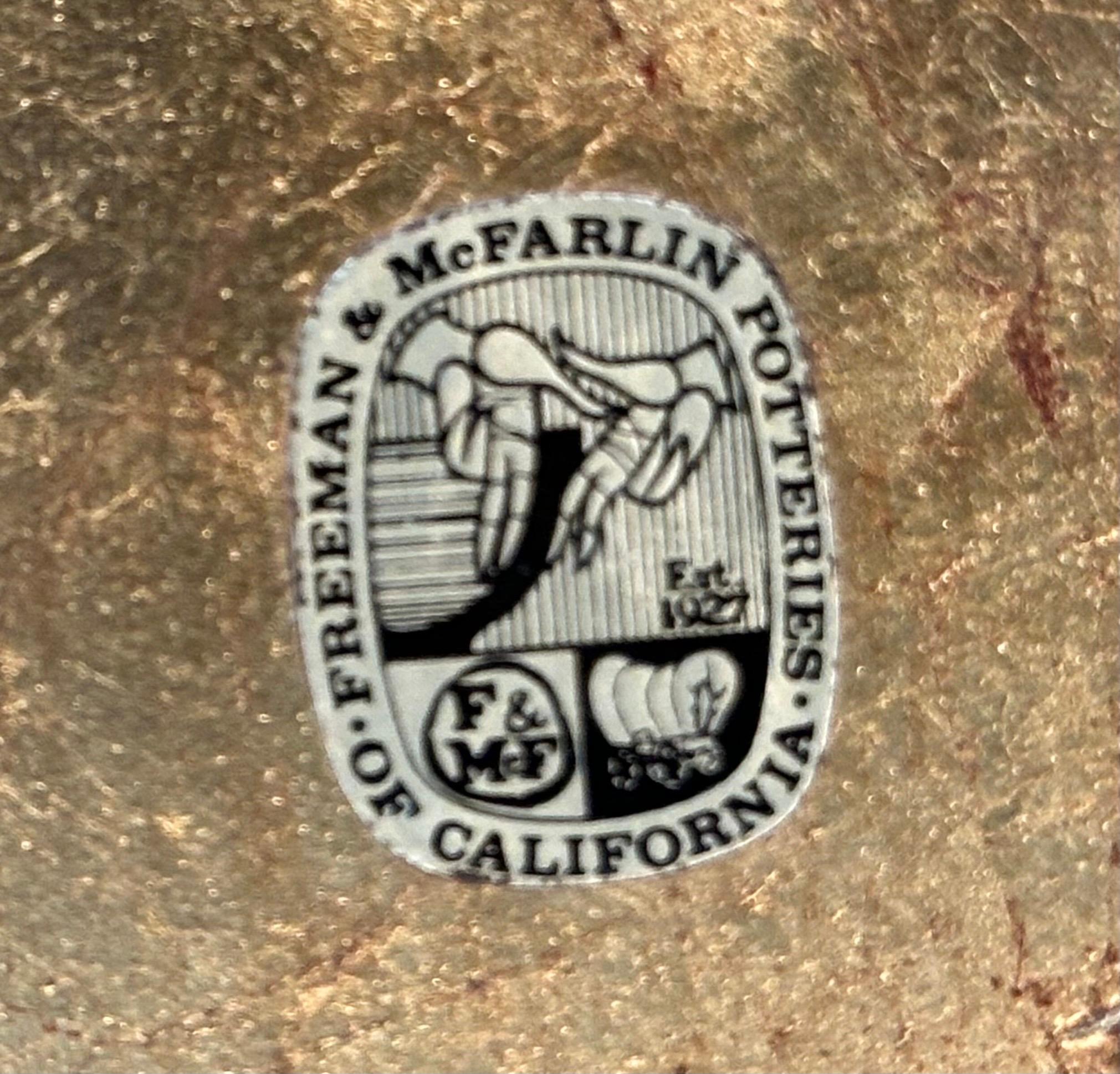 Boîte à bibelots à couvercle en céramique dorée du milieu du siècle par McFarlin Freeman Pottery en vente 9