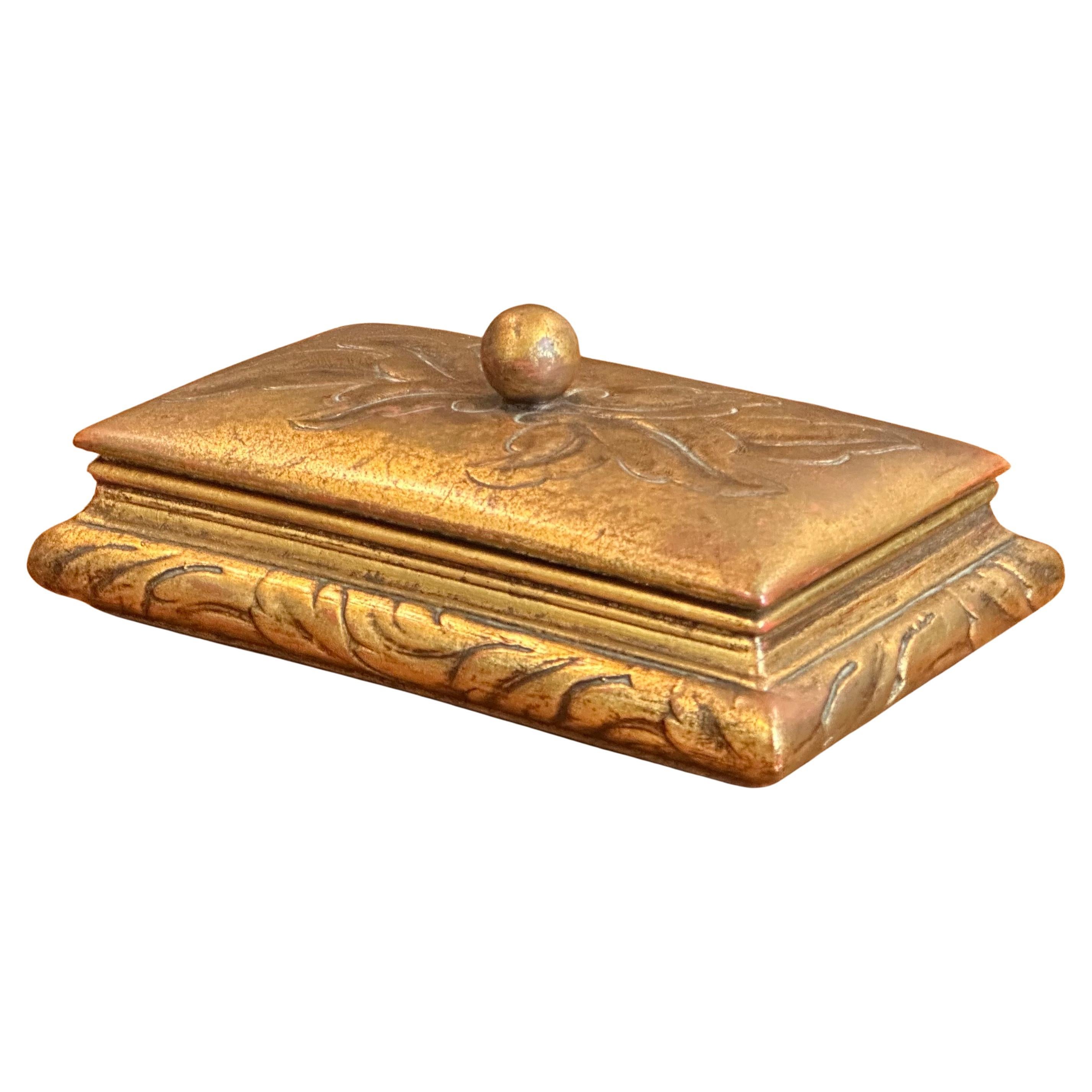 Magnifique et difficile à trouver boîte à bibelots à couvercle en céramique dorée du milieu du siècle par McFarlin Freeman Pottery, vers les années 1960. La boîte est bien détaillée et en très bon état, sans éclats ni fissures. Elle mesure 8 