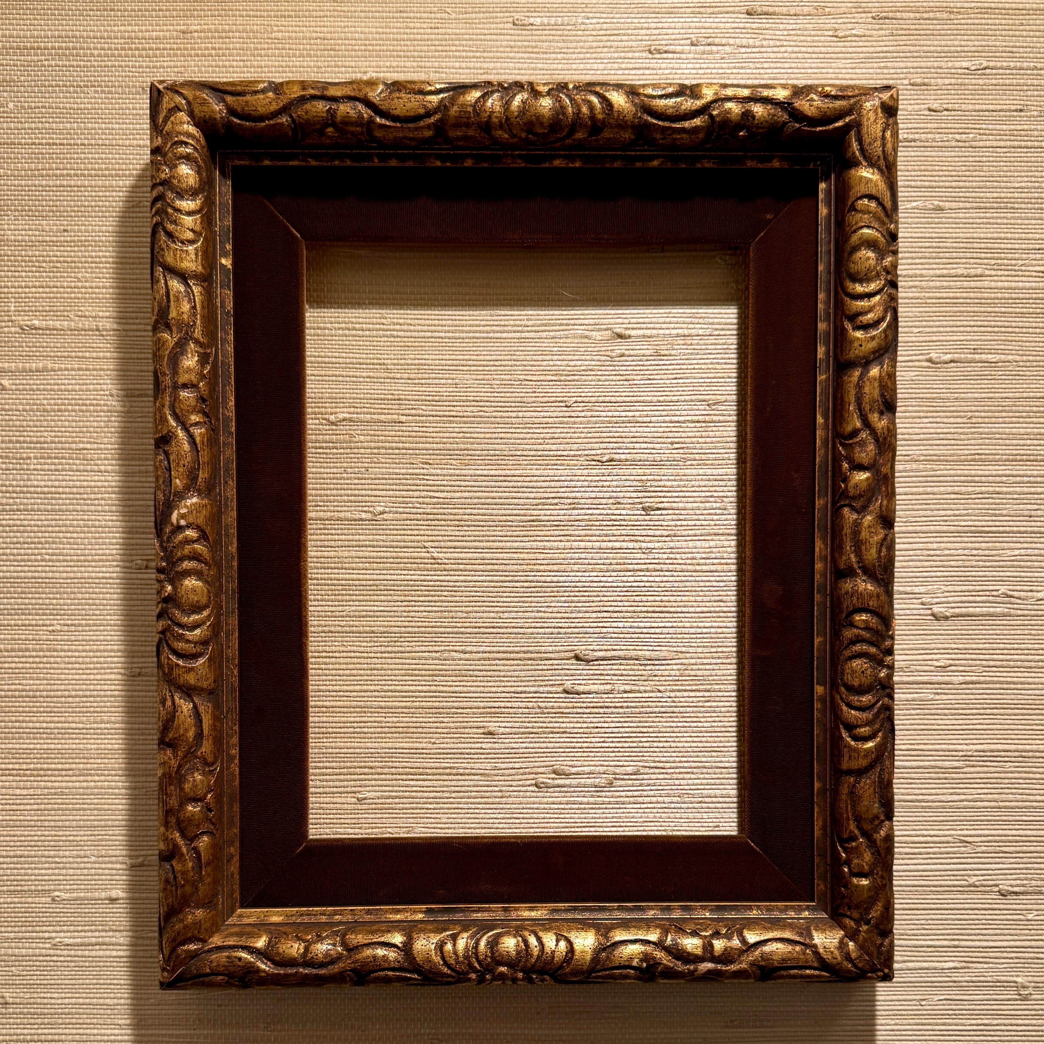 Marco de arte de madera dorada de mediados de siglo con forro en venta 4