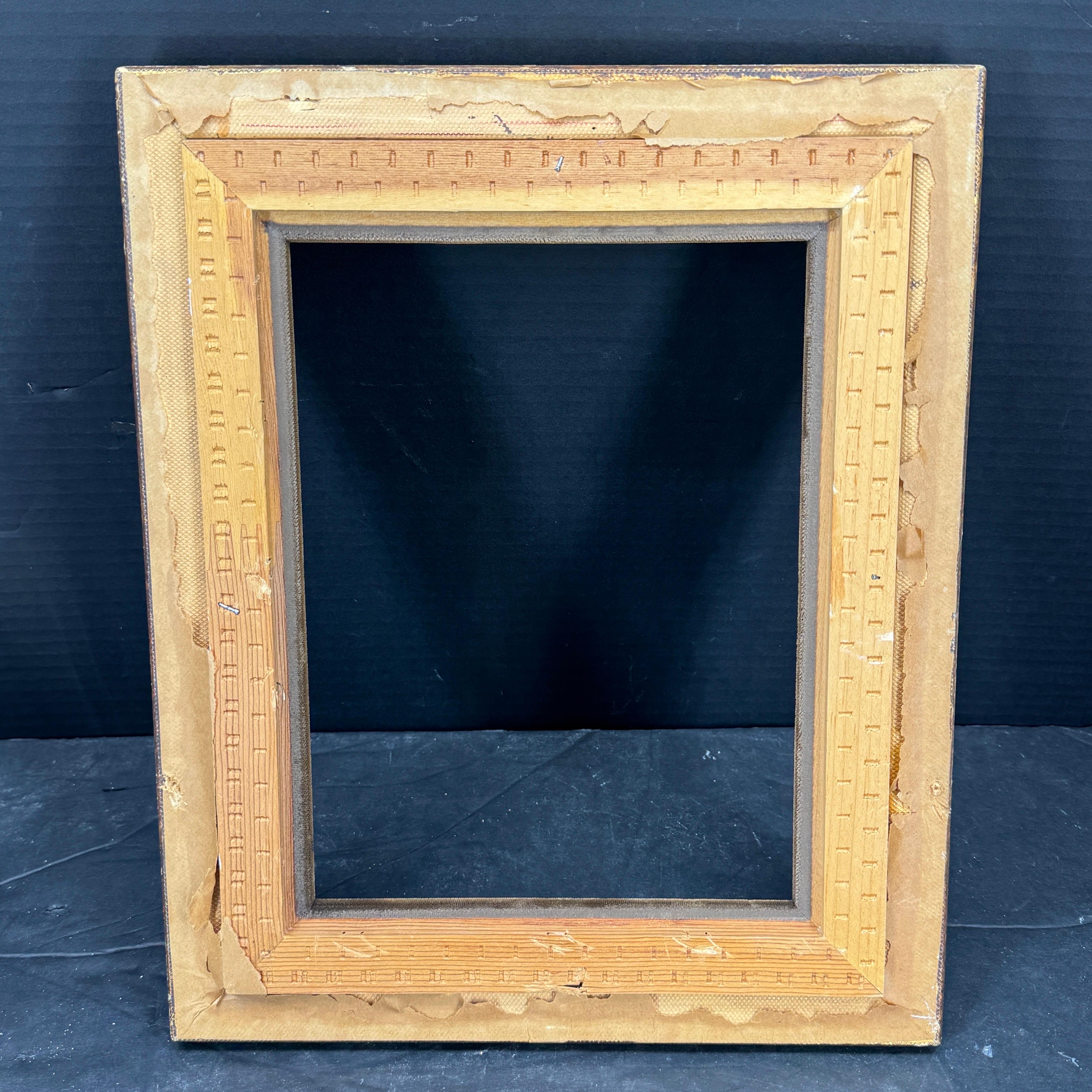 Marco de arte de madera dorada de mediados de siglo con forro en venta 6