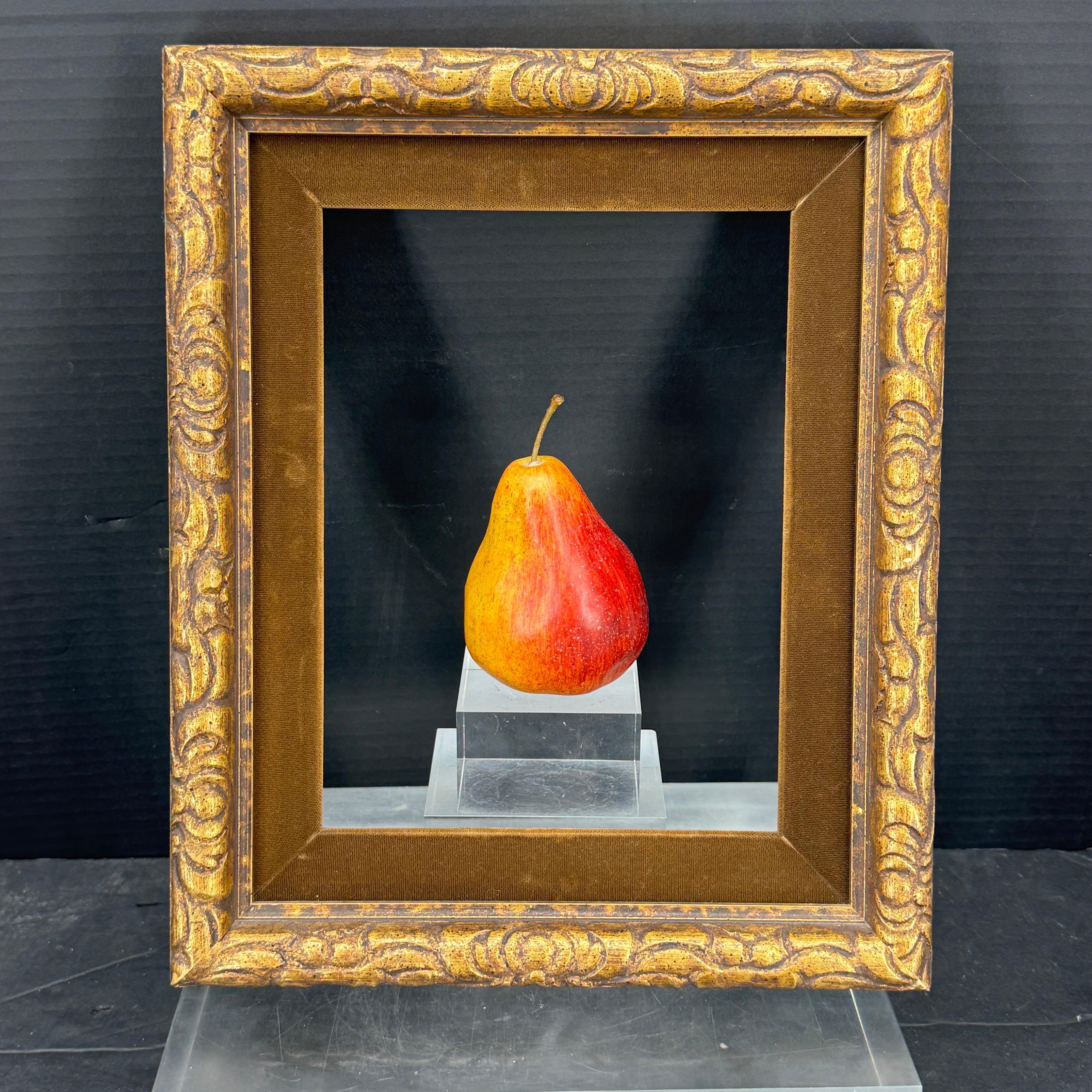 Fabuloso marco decorativo rectangular de madera con fantásticos dorados.. Este marco ornamentado tiene su forro original de terciopelo marrón, en el que caben obras de arte de 10 a 10,5 pulgadas de ancho por 8 pulgadas de alto. Añade un poco de