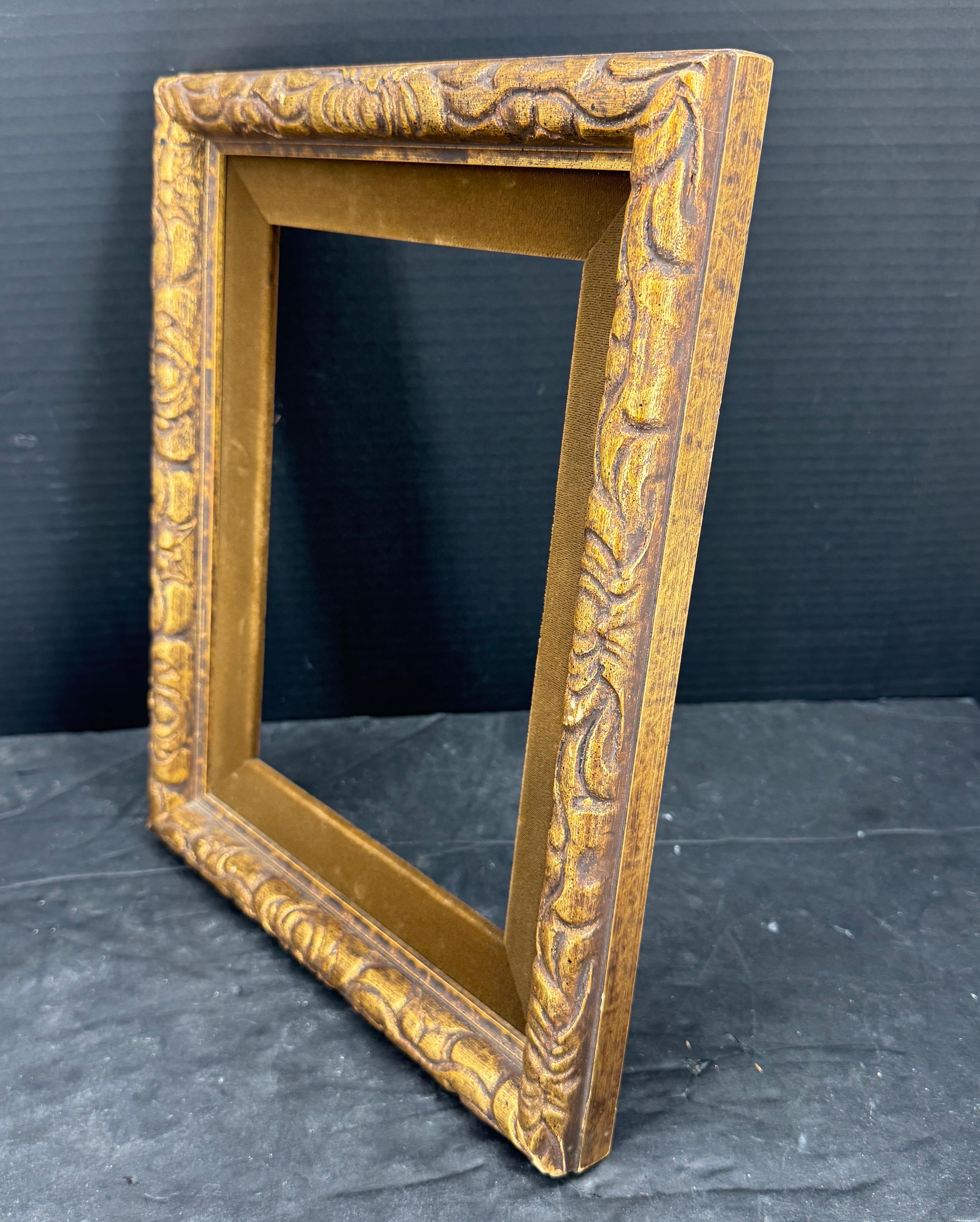 Marco de arte de madera dorada de mediados de siglo con forro Hecho a mano en venta