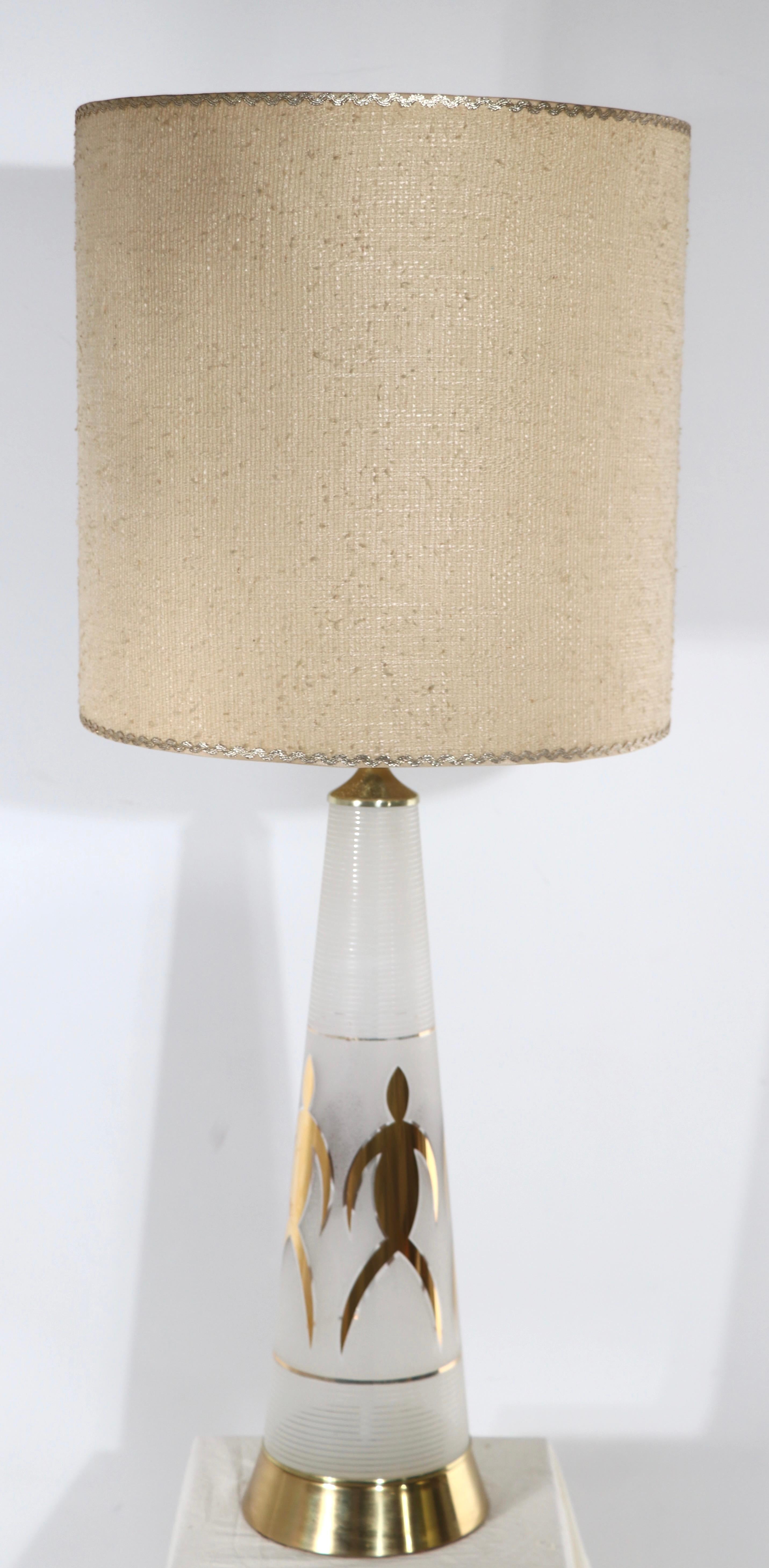 Mid-Century Gold Leaf Glass Table Lamp Made in USA, ca. 1950/1960's For Sale 4