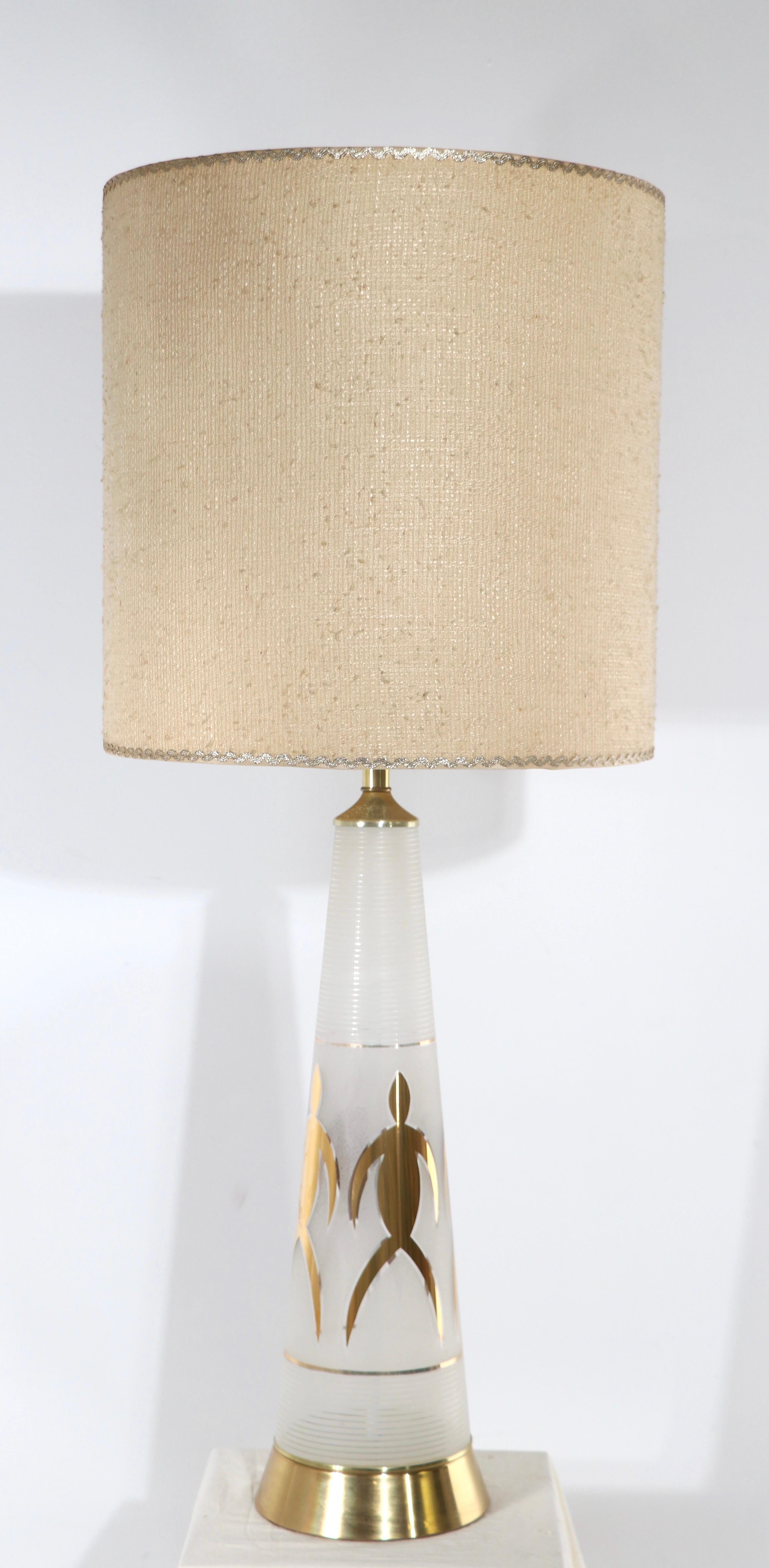 Lampe de bureau du milieu du siècle en verre à feuilles d'or fabriquée aux États-Unis, vers les années 1950/1960 en vente 2