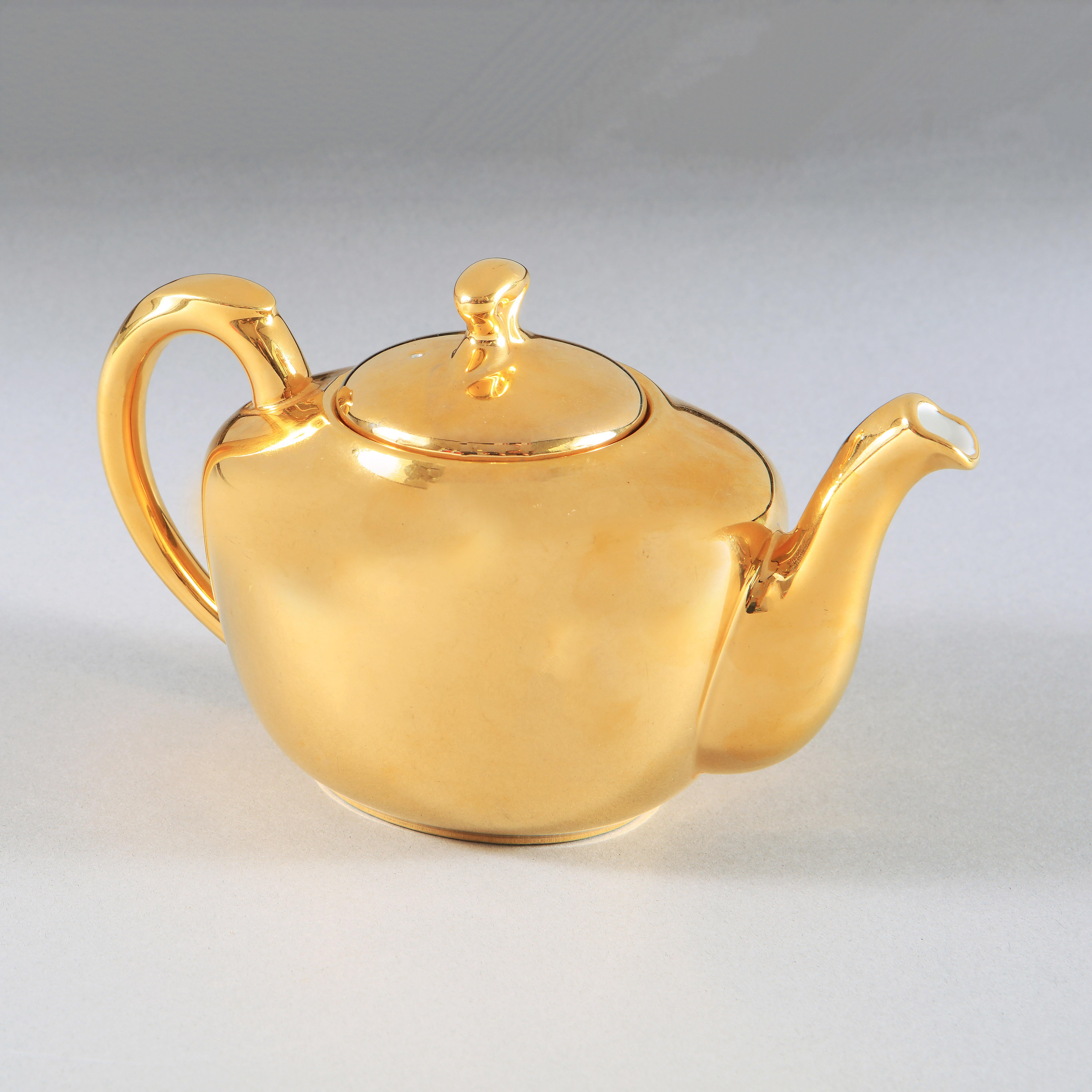 Imprégnée d'une opulence rayonnante caractéristique des goûts exigeants des années 1970, cette exquise théière Royal Worcester attire l'attention par sa captivante finition lustrée à l'or. Cette glaçure métallique scintillante, un élément de design