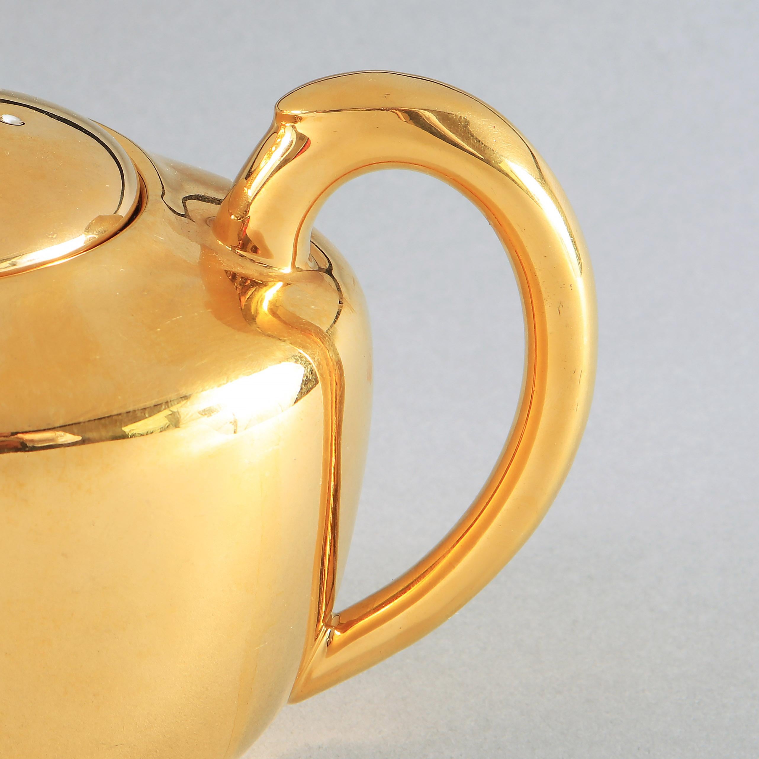 Empire Théière du milieu du siècle en porcelaine fine lustrée d'or  Britannique  Royal Worcester en vente