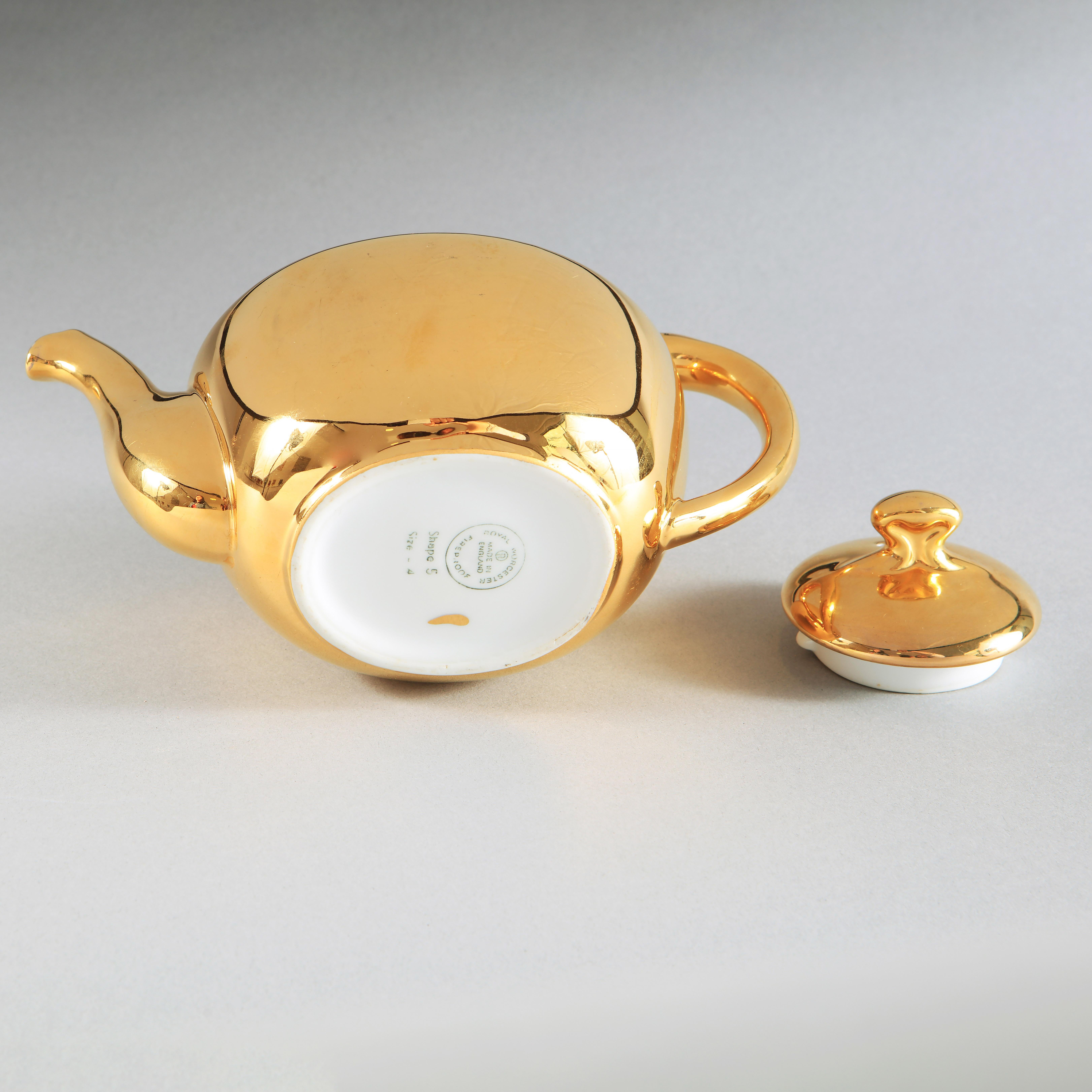 Théière du milieu du siècle en porcelaine fine lustrée d'or  Britannique  Royal Worcester Bon état - En vente à London, by appointment only