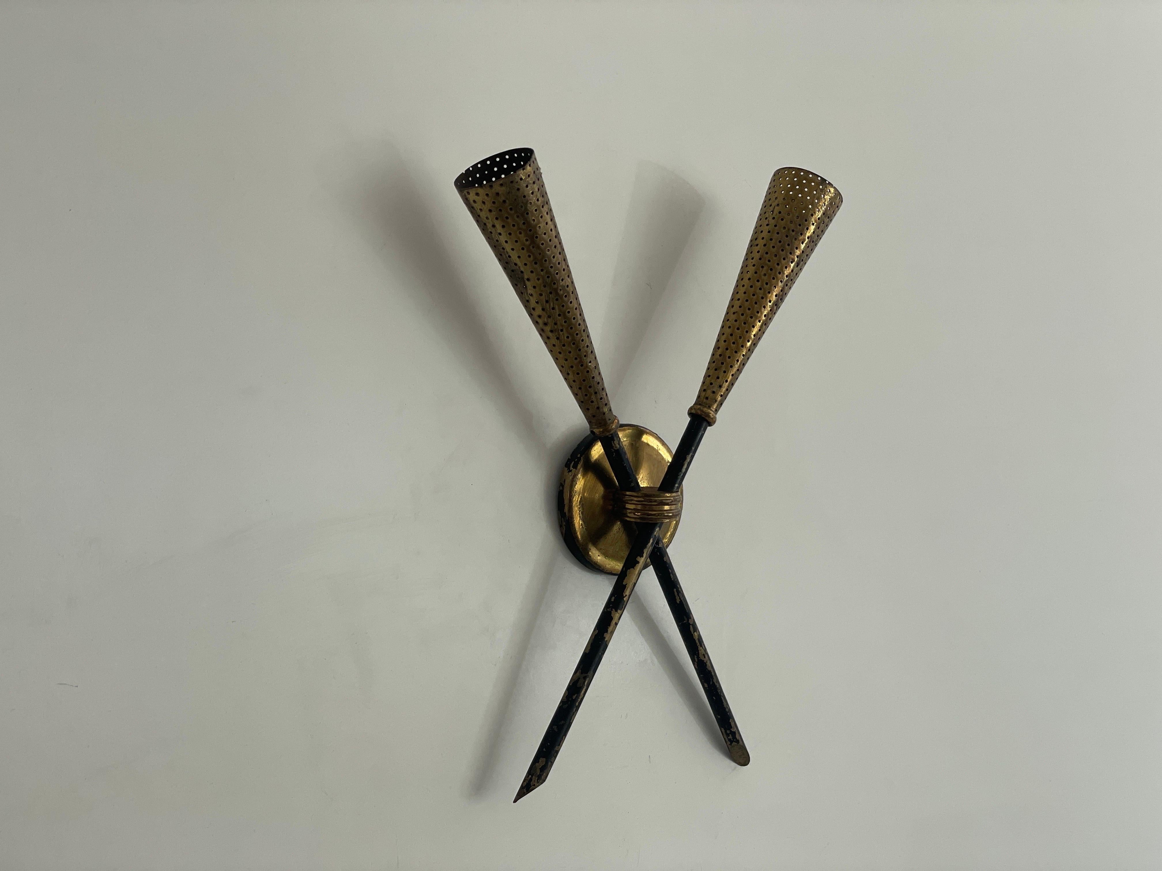 Rare applique en métal doré du milieu du siècle, 1950, France

Très belle applique de haute qualité.

La lampe est en très bon état.


Ces lampes fonctionnent avec des ampoules standard B22. 
Câblé et utilisable dans tous les pays. (110-220