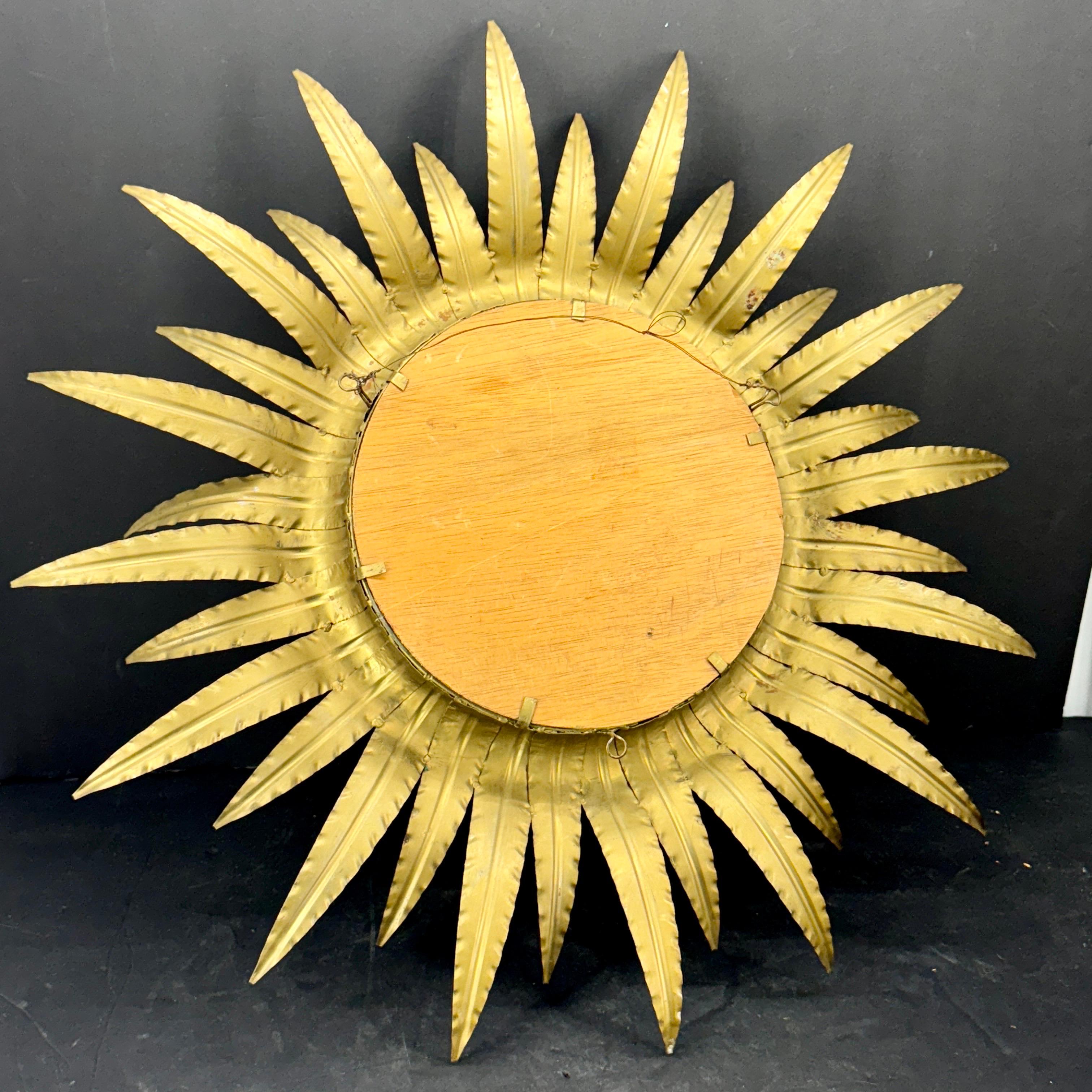 Specchio da parete a stella Sunburst in metallo dorato di metà secolo in vendita 2