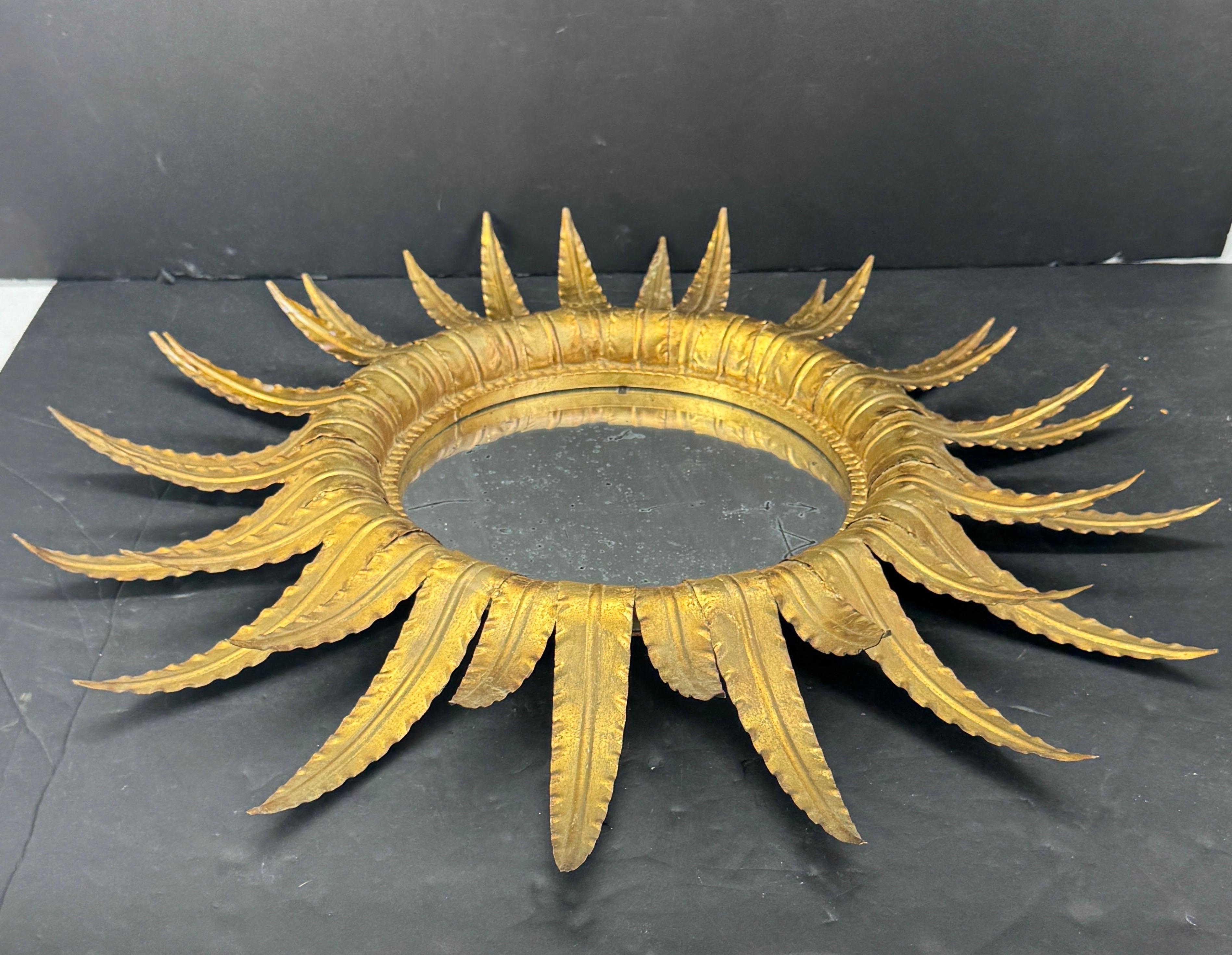 Specchio da parete a stella Sunburst in metallo dorato di metà secolo in vendita 6