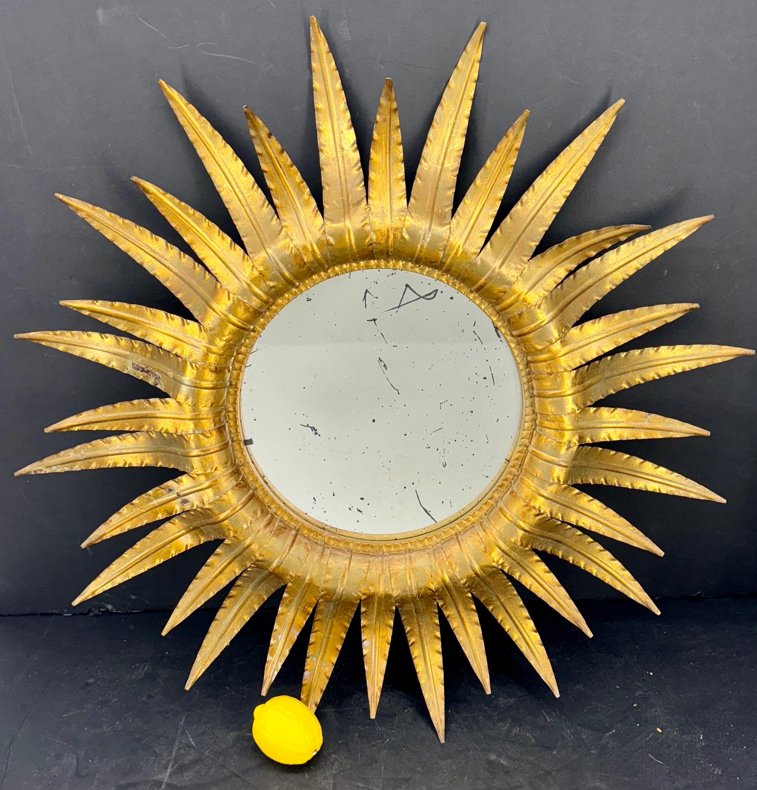 Mid-Century moderno Specchio da parete a stella Sunburst in metallo dorato di metà secolo in vendita