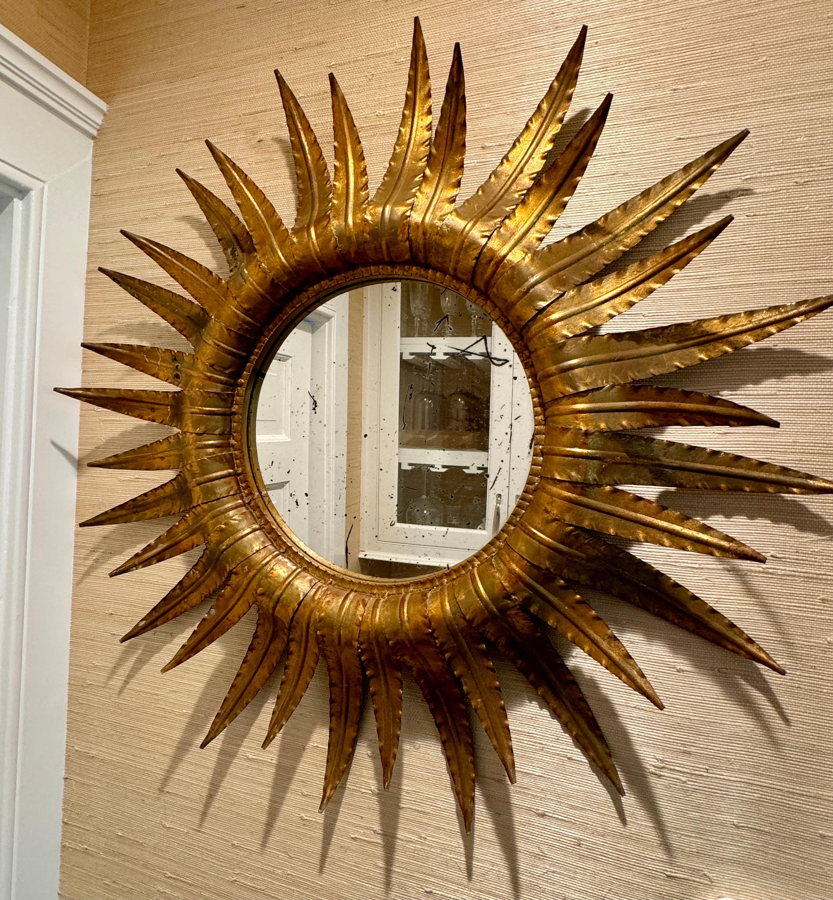 Nordamericano Specchio da parete a stella Sunburst in metallo dorato di metà secolo in vendita