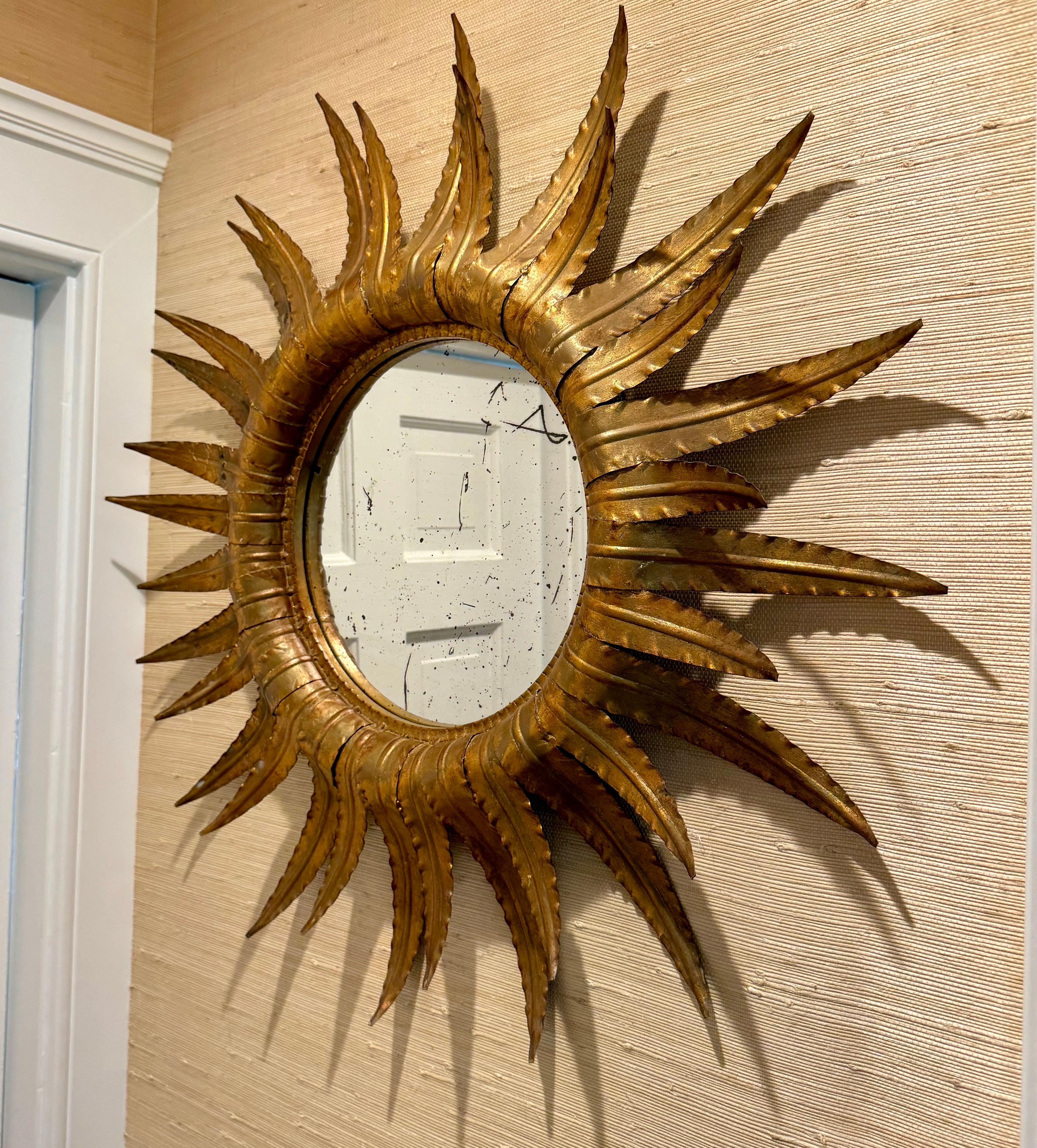 Fatto a mano Specchio da parete a stella Sunburst in metallo dorato di metà secolo in vendita