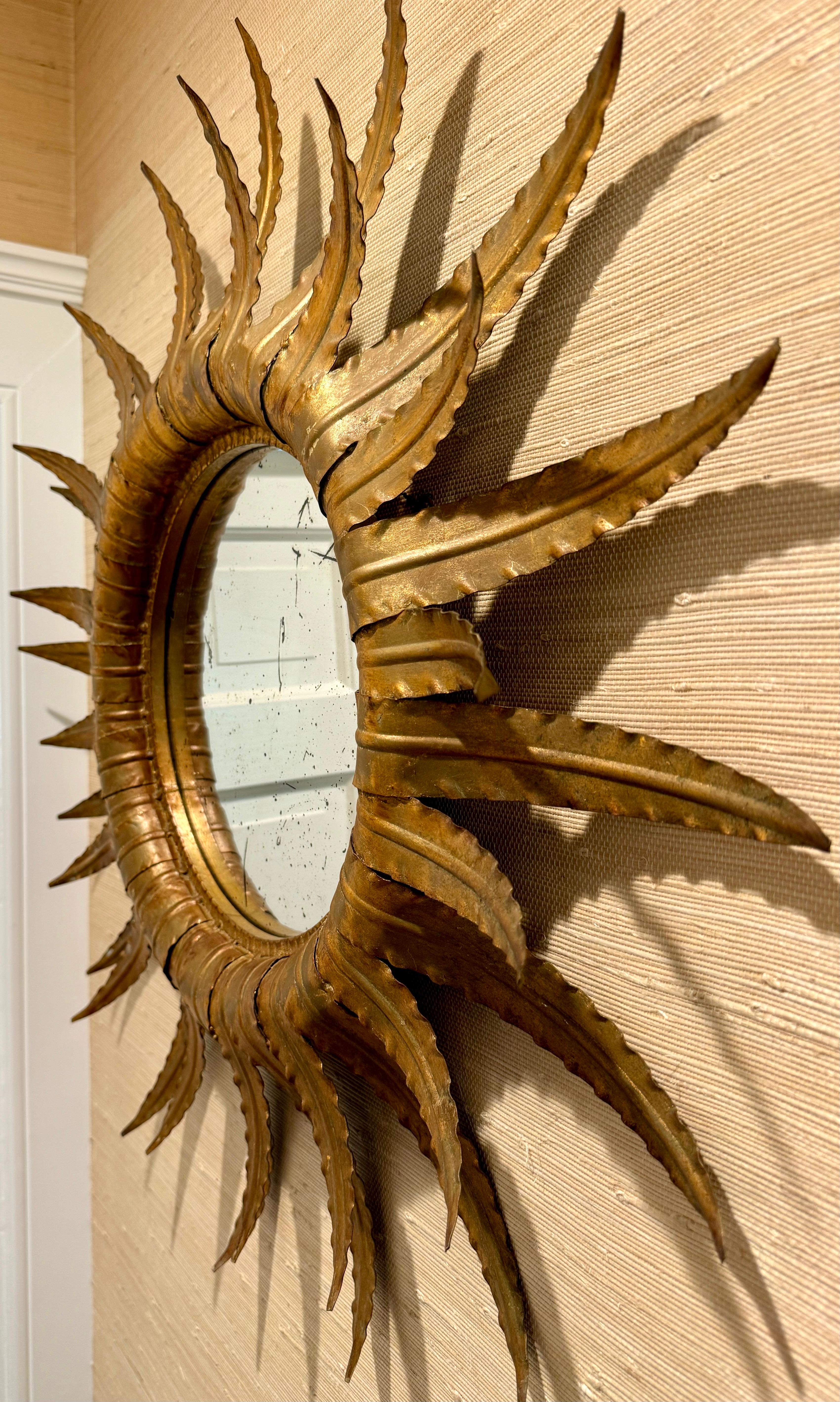 Specchio da parete a stella Sunburst in metallo dorato di metà secolo In condizioni buone in vendita a Haddonfield, NJ
