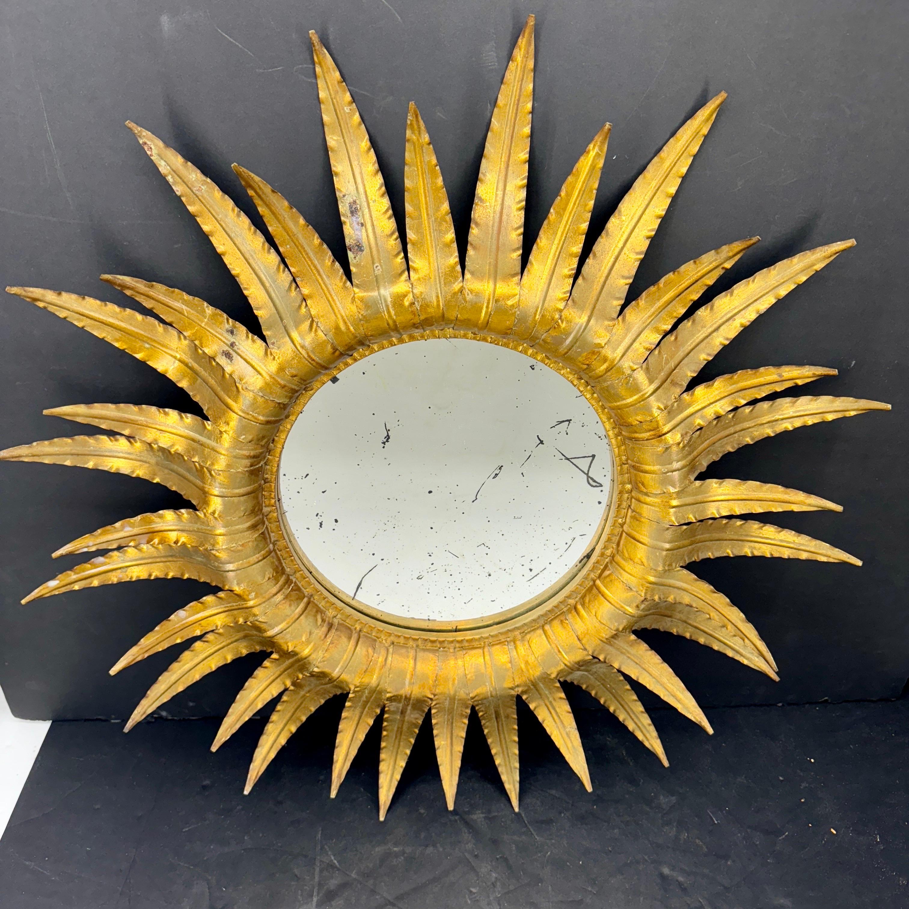 XX secolo Specchio da parete a stella Sunburst in metallo dorato di metà secolo in vendita