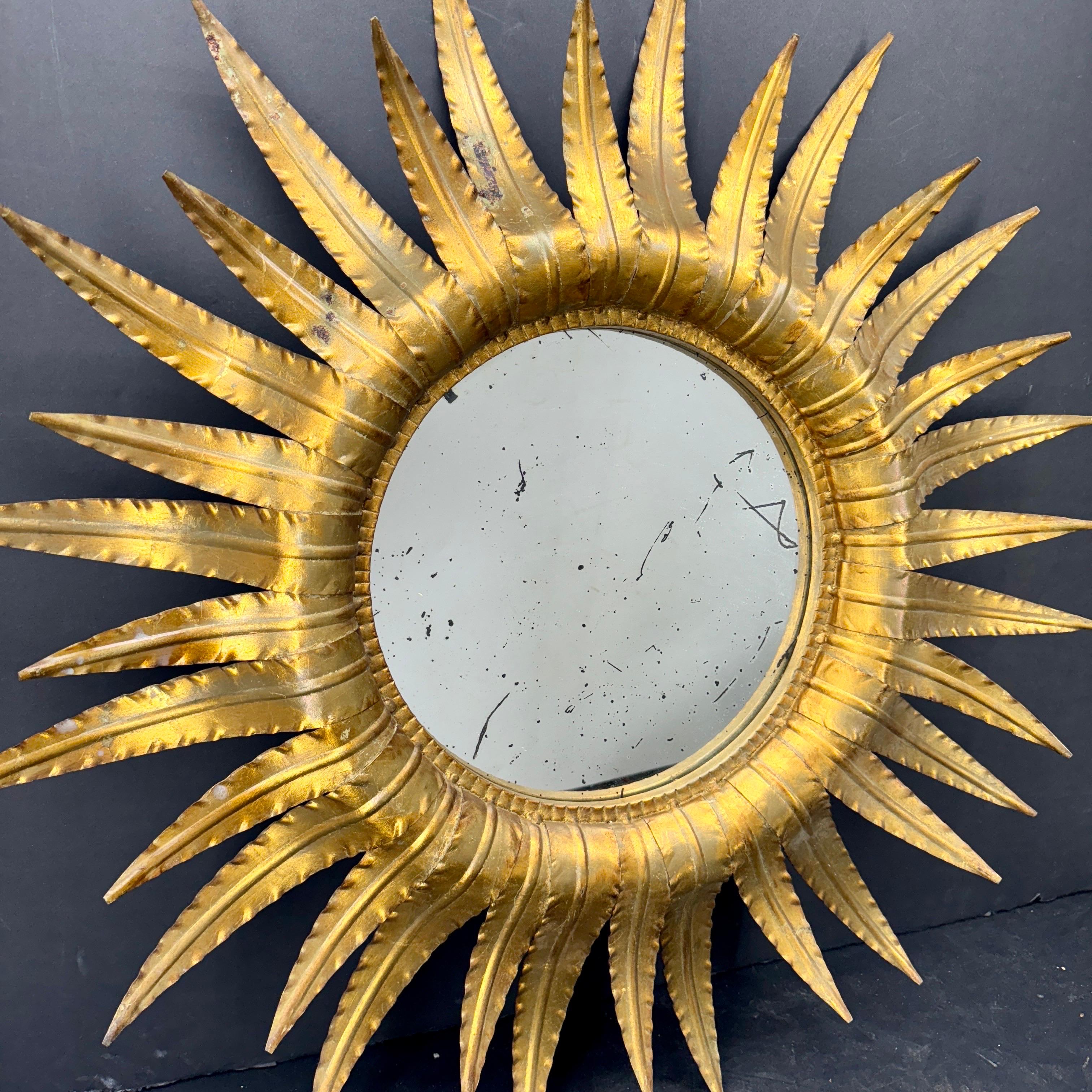Metallo Specchio da parete a stella Sunburst in metallo dorato di metà secolo in vendita