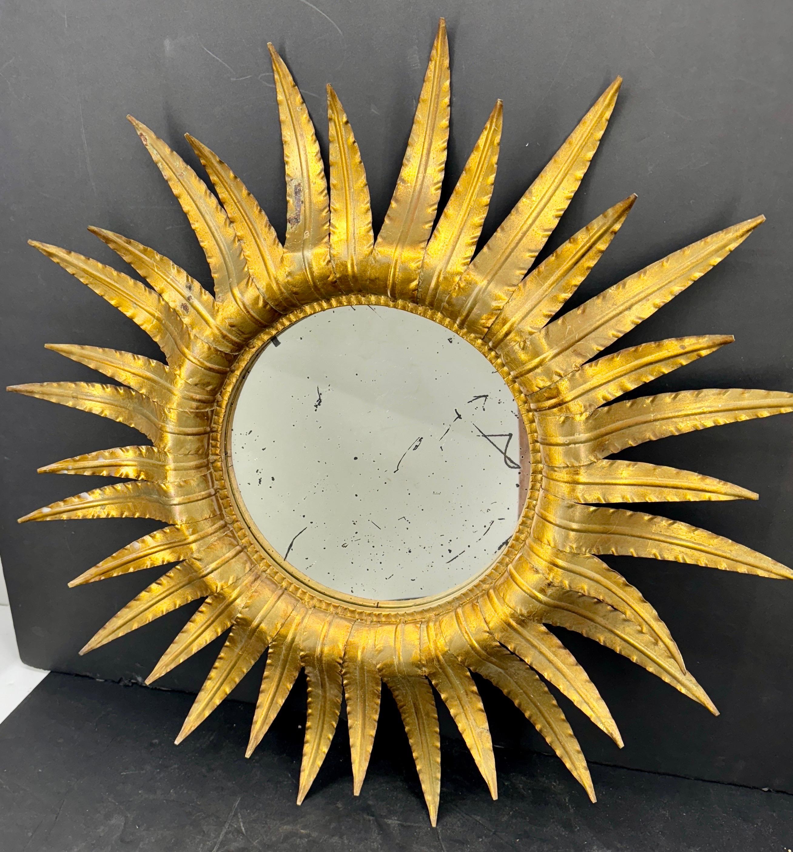 Specchio da parete a stella Sunburst in metallo dorato di metà secolo in vendita 1