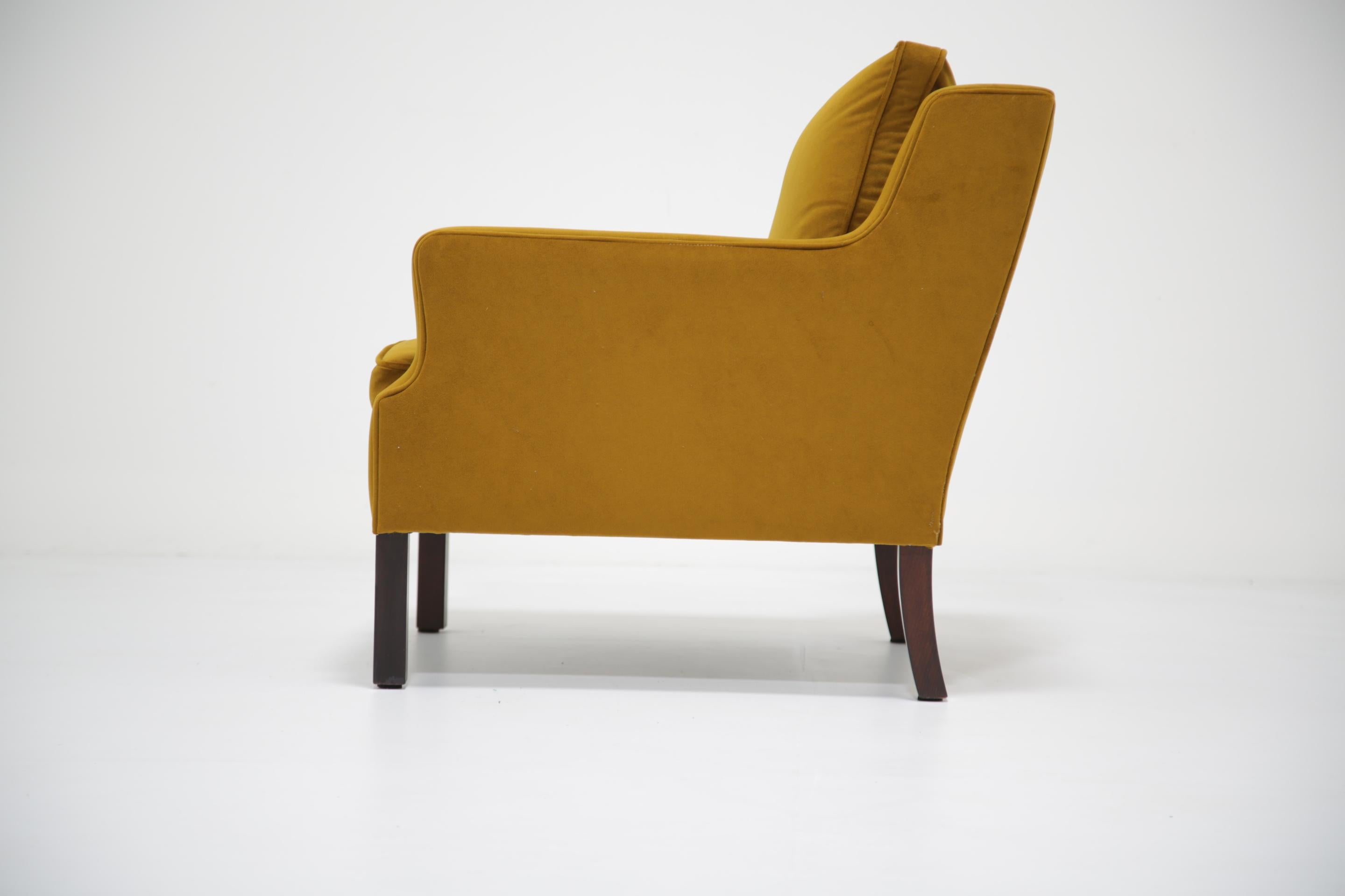 Sillón de terciopelo dorado-mostaza de mediados de siglo Modelo 2321 de Børge Mogensen, años 60. en venta 2