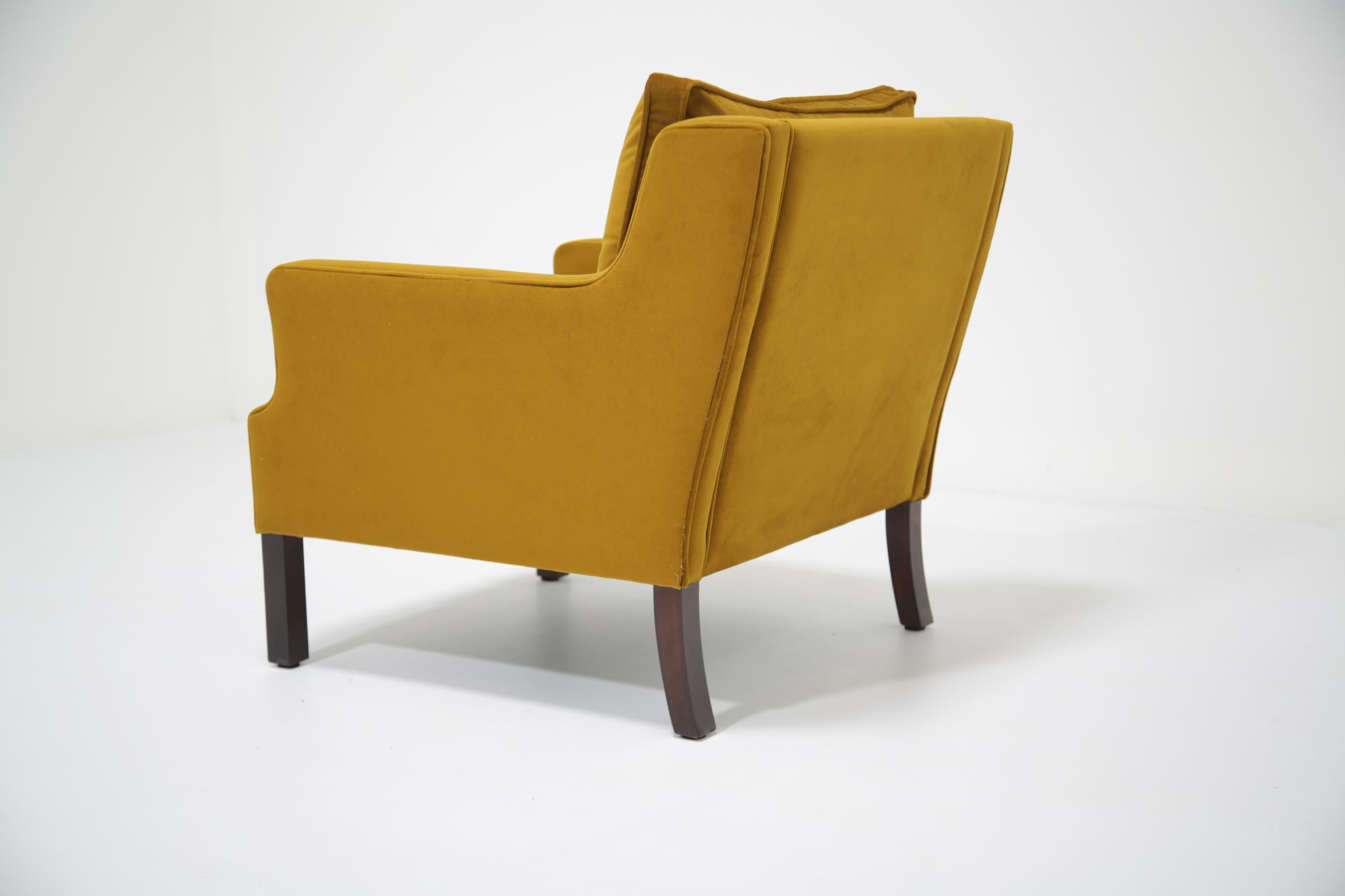 Sillón de terciopelo dorado-mostaza de mediados de siglo Modelo 2321 de Børge Mogensen, años 60. en venta 3