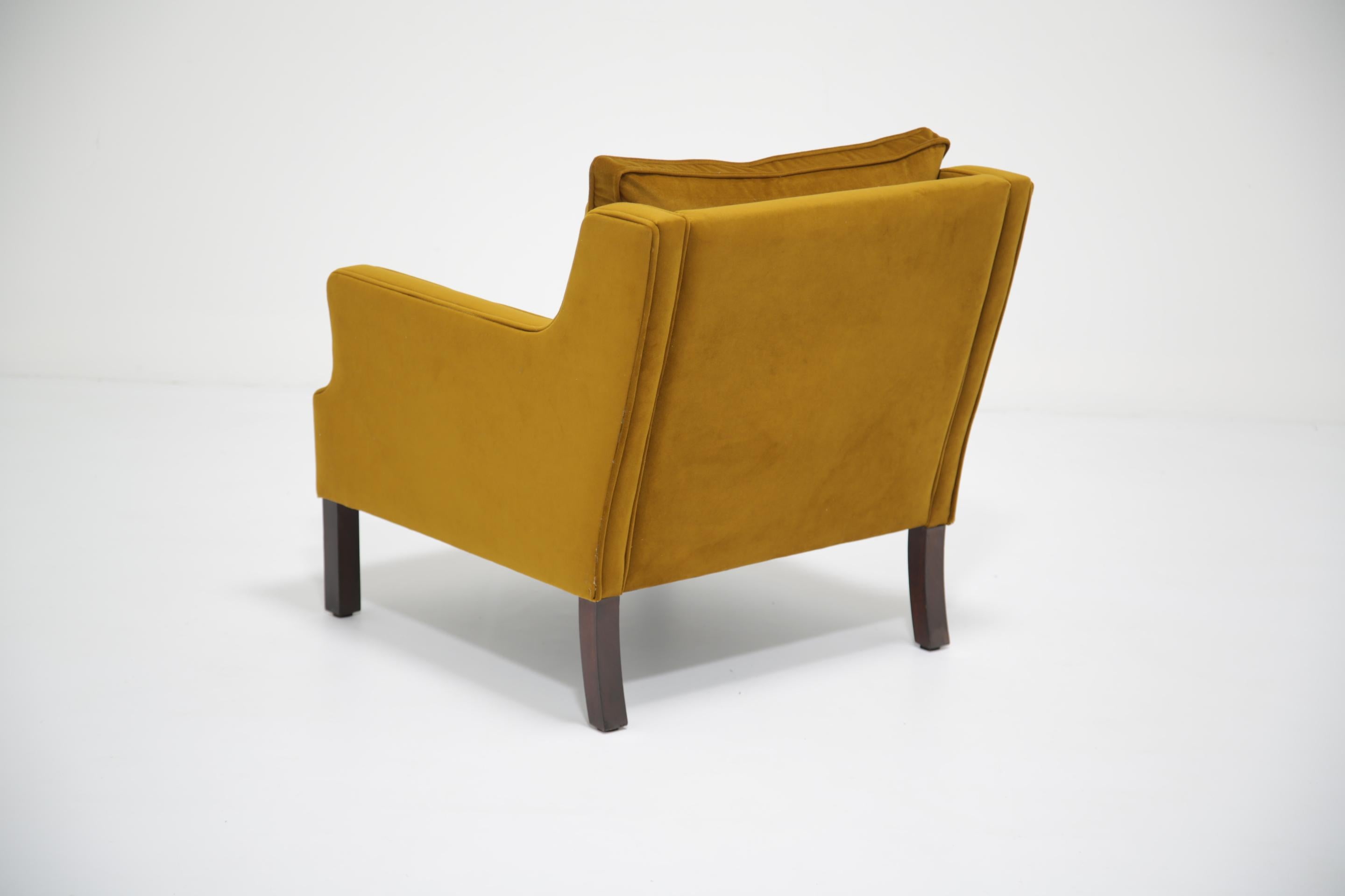 Sillón de terciopelo dorado-mostaza de mediados de siglo Modelo 2321 de Børge Mogensen, años 60. en venta 4
