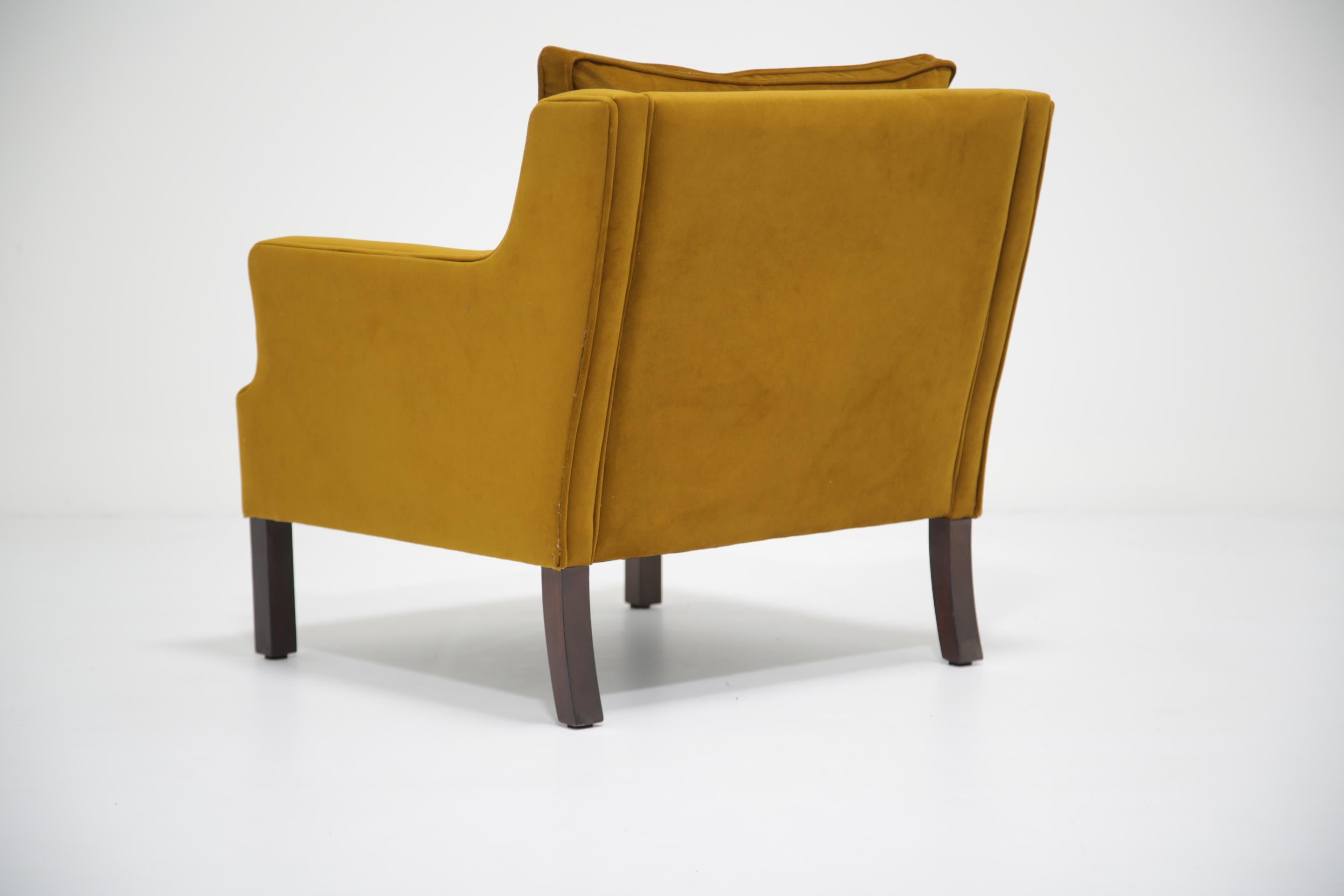 Sillón de terciopelo dorado-mostaza de mediados de siglo Modelo 2321 de Børge Mogensen, años 60. en venta 5