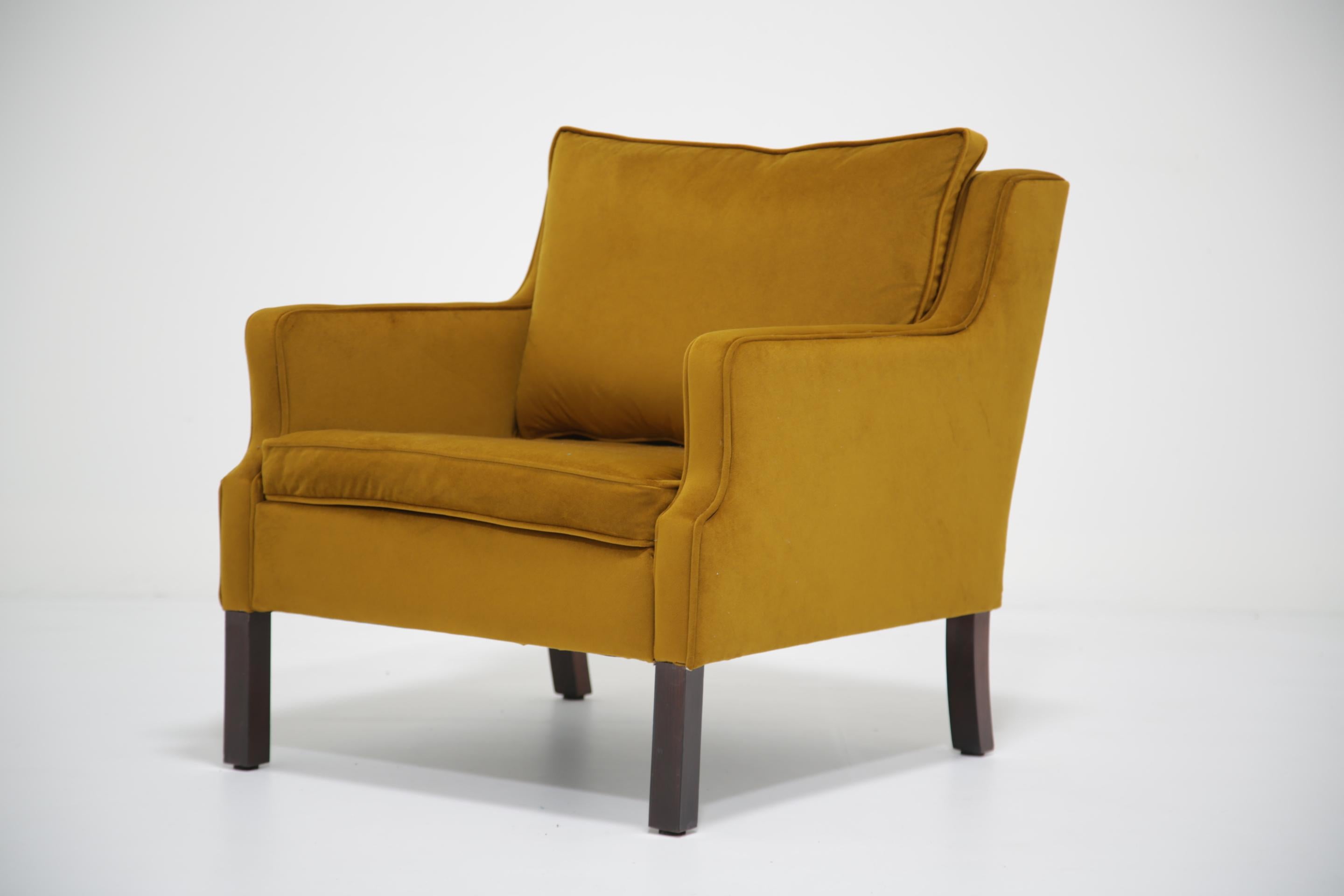 Sillón de terciopelo dorado-mostaza de mediados de siglo Modelo 2321 de Børge Mogensen, años 60. Moderno de mediados de siglo en venta