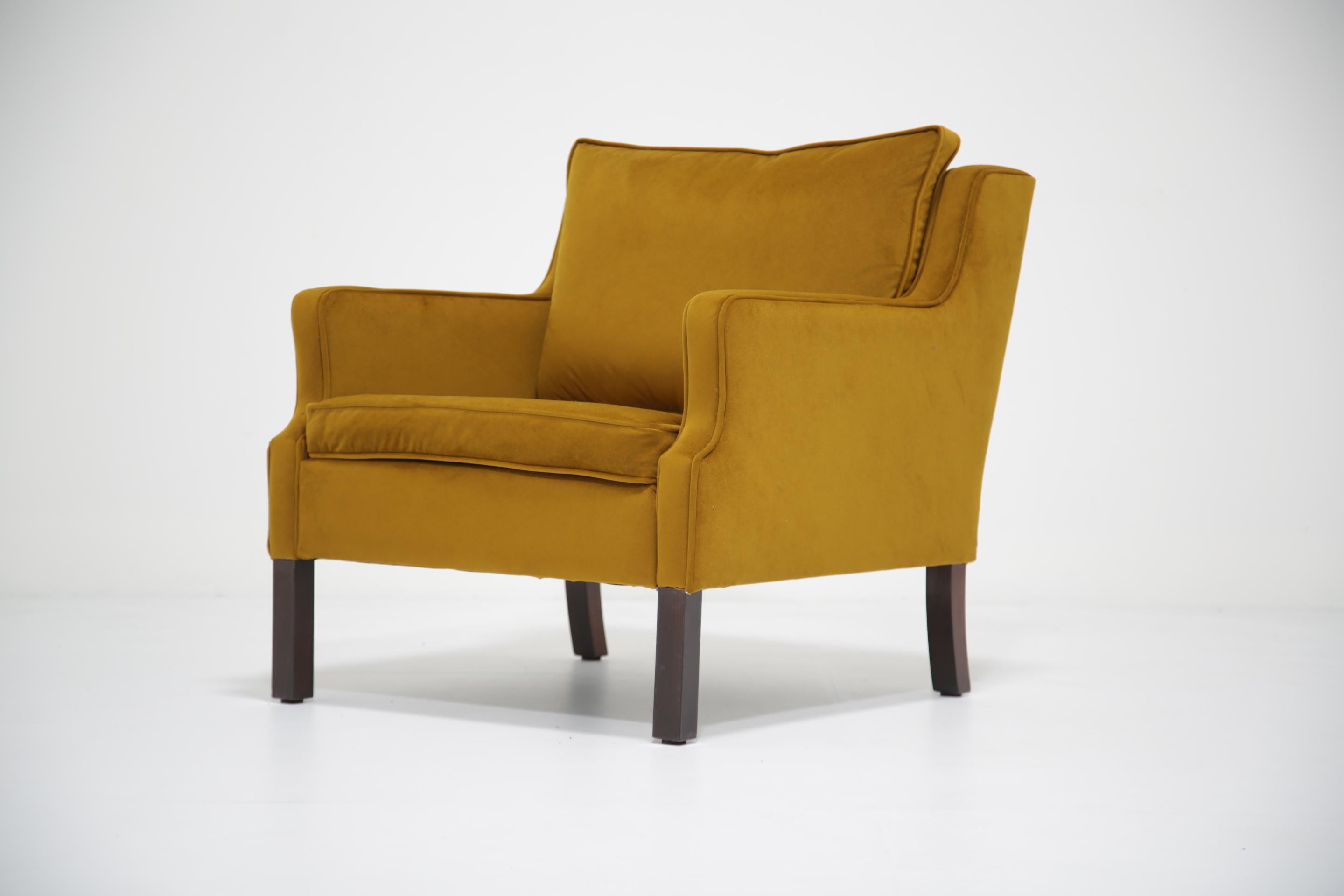 Sillón de terciopelo dorado-mostaza de mediados de siglo Modelo 2321 de Børge Mogensen, años 60. Danés en venta