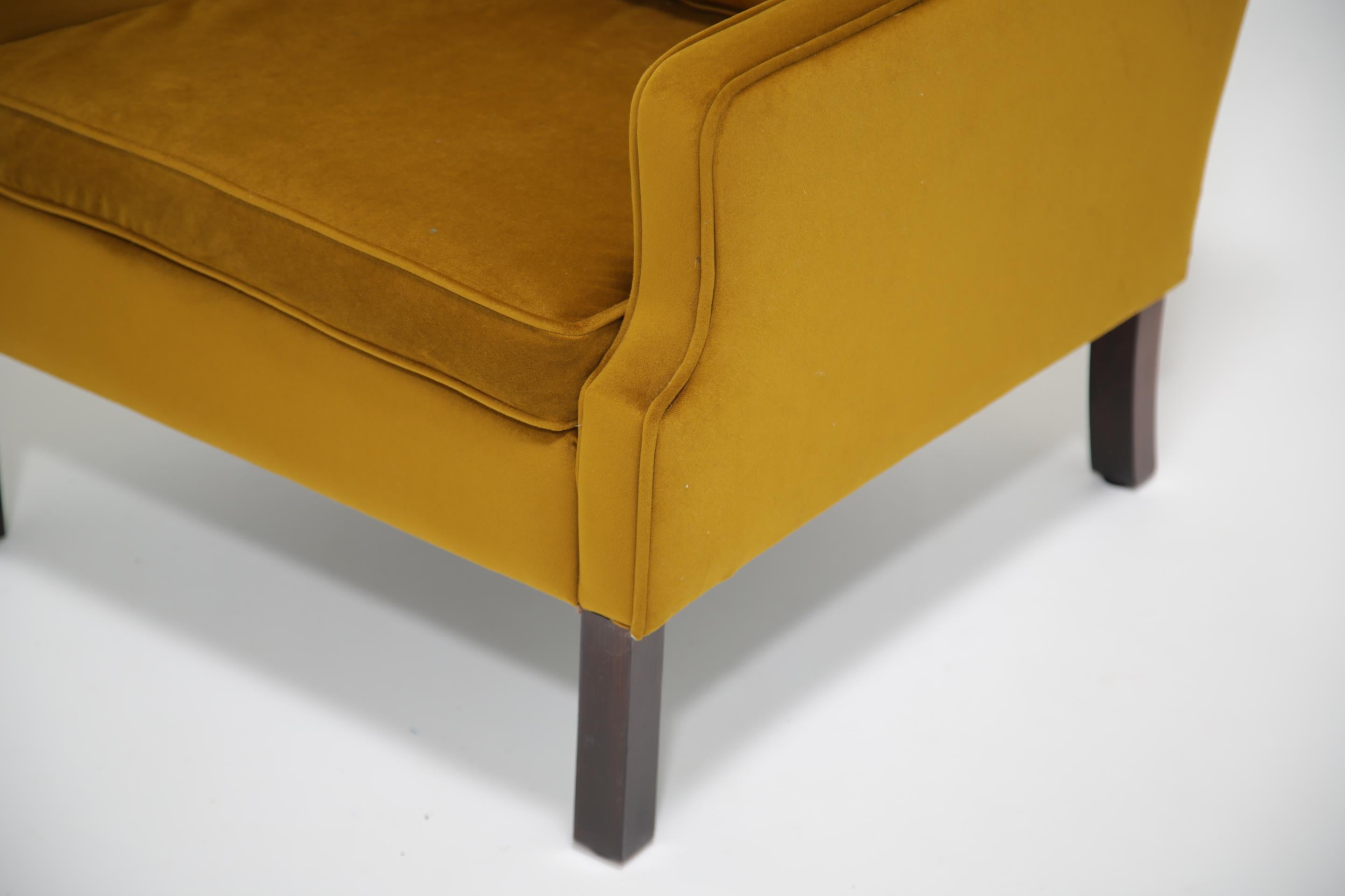 Sillón de terciopelo dorado-mostaza de mediados de siglo Modelo 2321 de Børge Mogensen, años 60. Pulido en venta