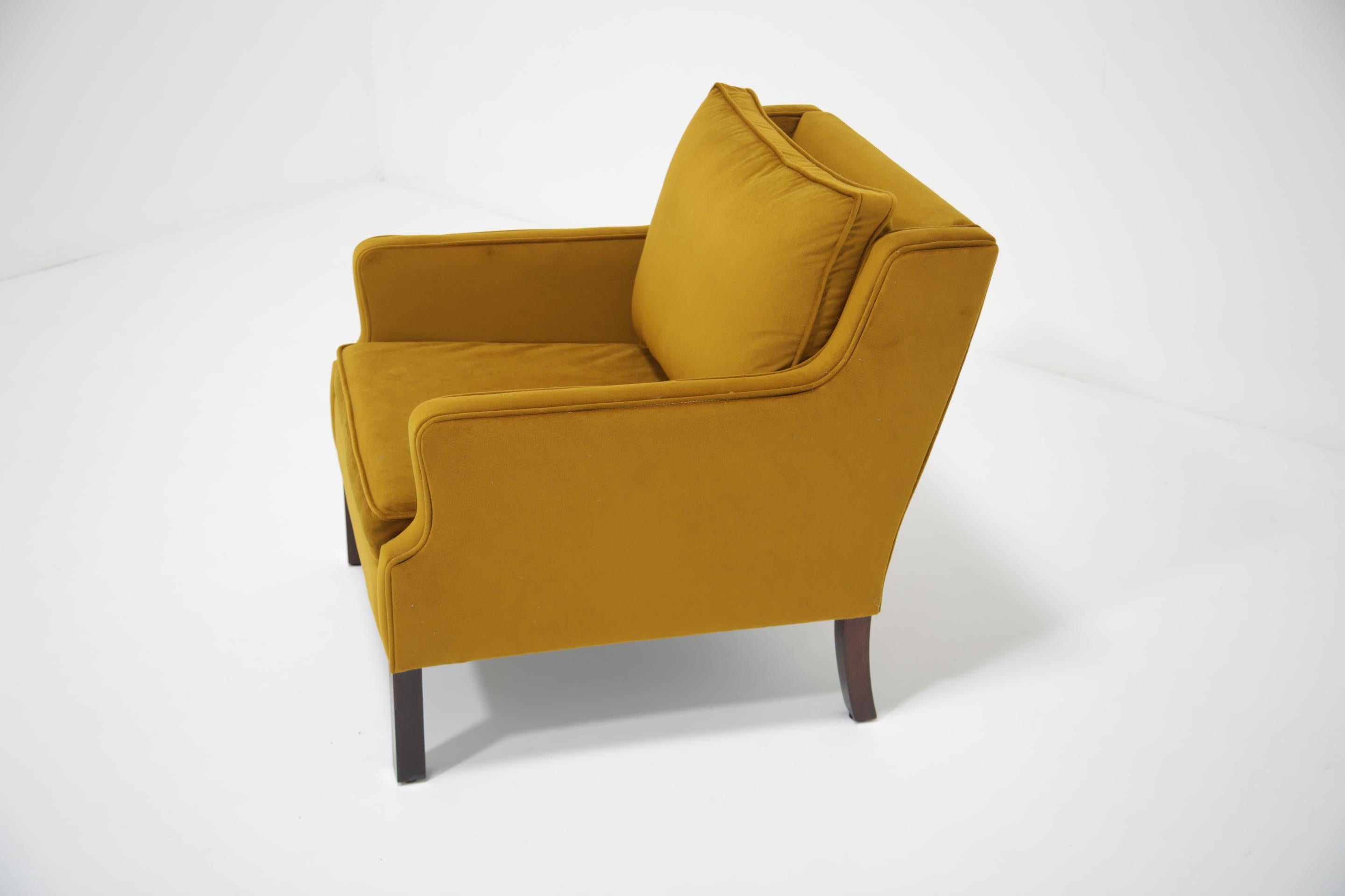 Sillón de terciopelo dorado-mostaza de mediados de siglo Modelo 2321 de Børge Mogensen, años 60. en Bueno estado para la venta en Dublin 8, IE