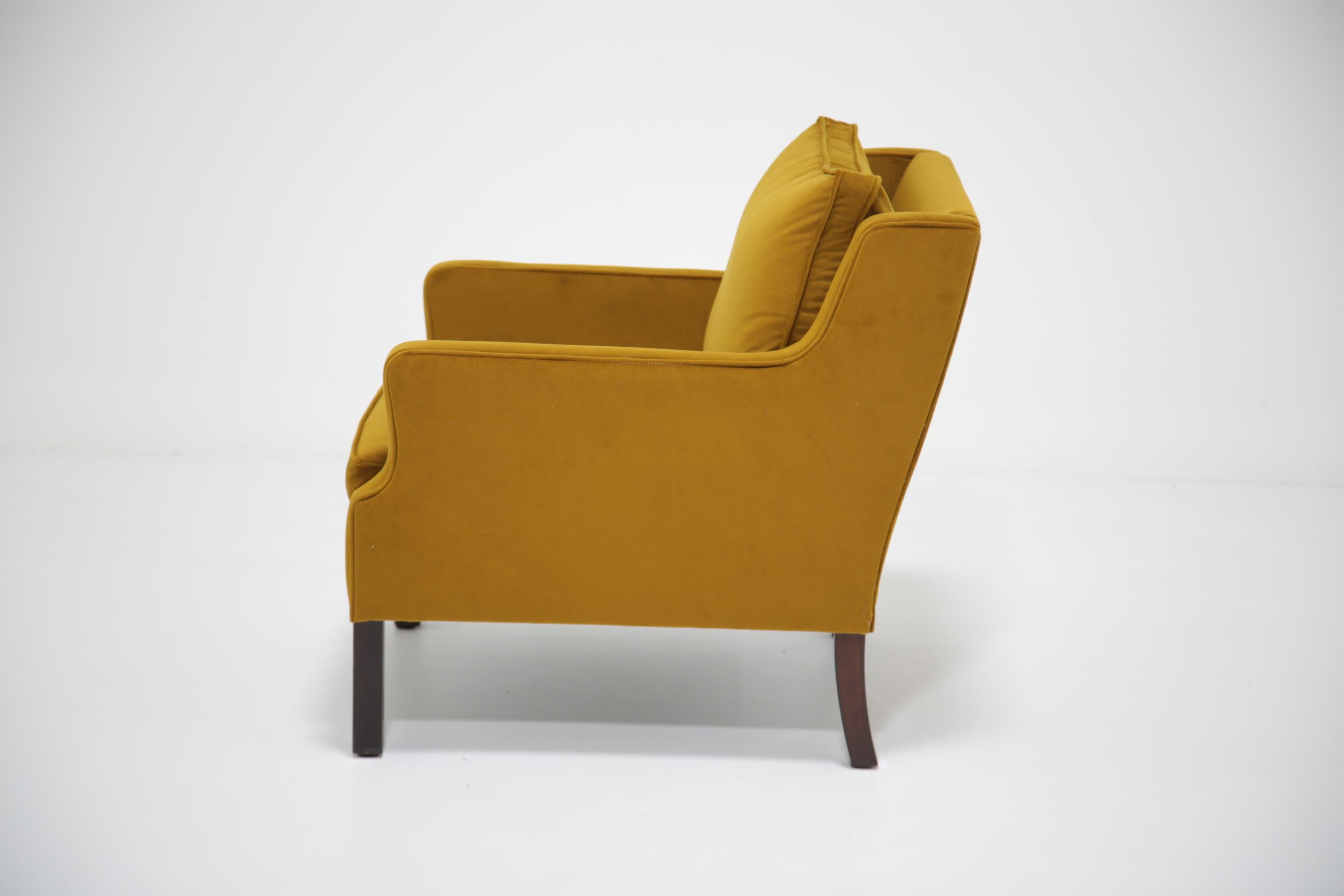 Sillón de terciopelo dorado-mostaza de mediados de siglo Modelo 2321 de Børge Mogensen, años 60. Terciopelo en venta