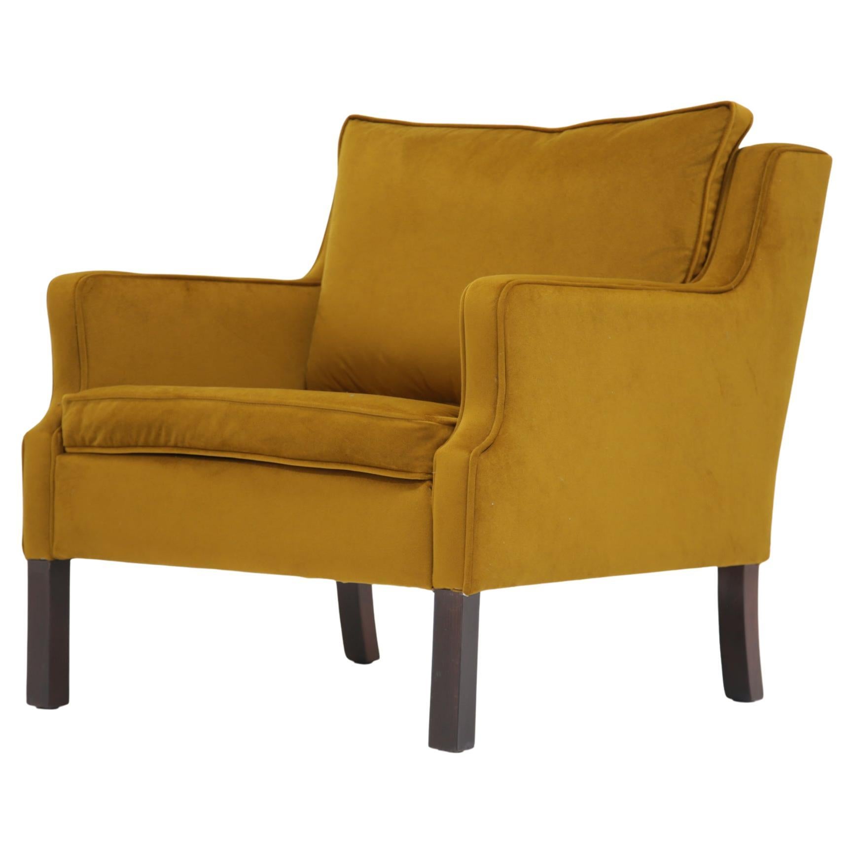 Sillón de terciopelo dorado-mostaza de mediados de siglo Modelo 2321 de Børge Mogensen, años 60. en venta
