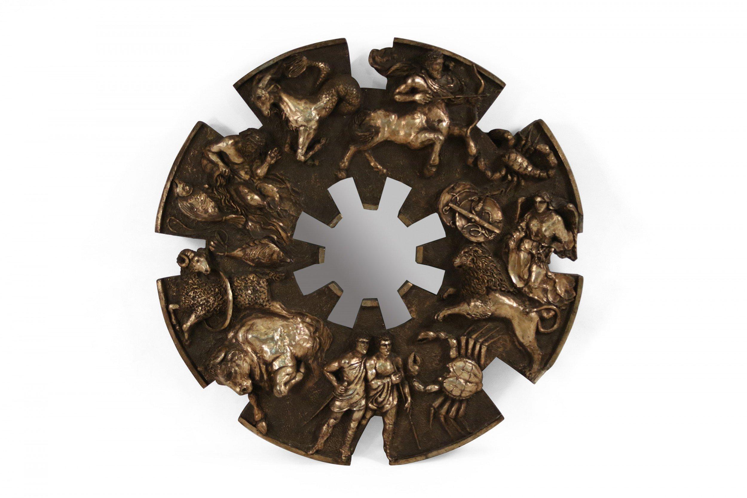 Miroir mural circulaire du zodiac en résine coulée du milieu du siècle, avec un motif en relief de chaque signe du zodiac peint en or sur un fond marron foncé, et un petit miroir central.

Condit : Bon ; Usures dues à l'âge et à l'utilisation