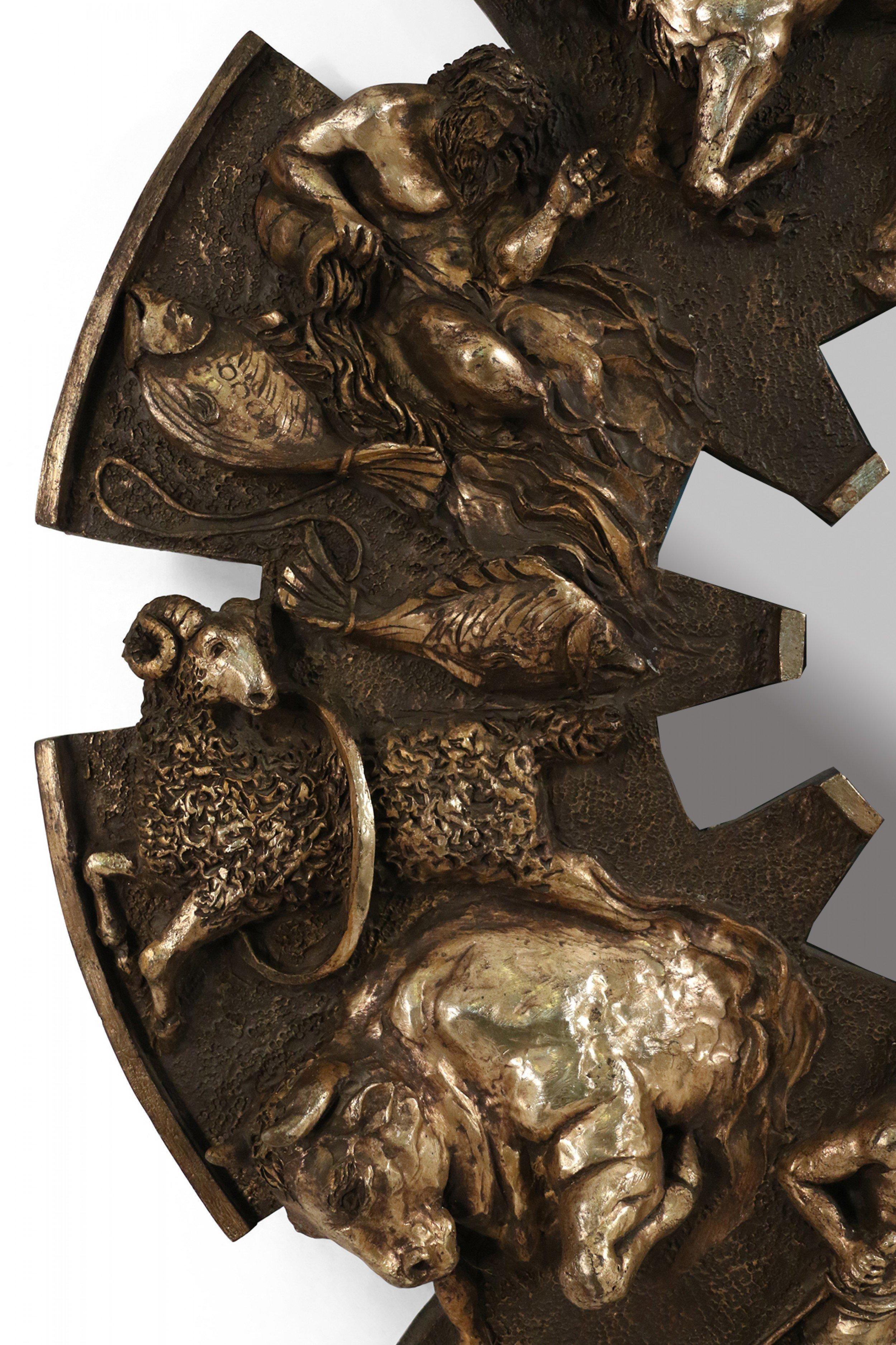 Inconnu Miroir Zodiac du milieu du siècle en résine coulée peinte à l'or en vente