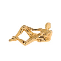 Escultura de cerámica chapada en oro de mediados de siglo que representa a una mujer recostada, firmada por Jaru