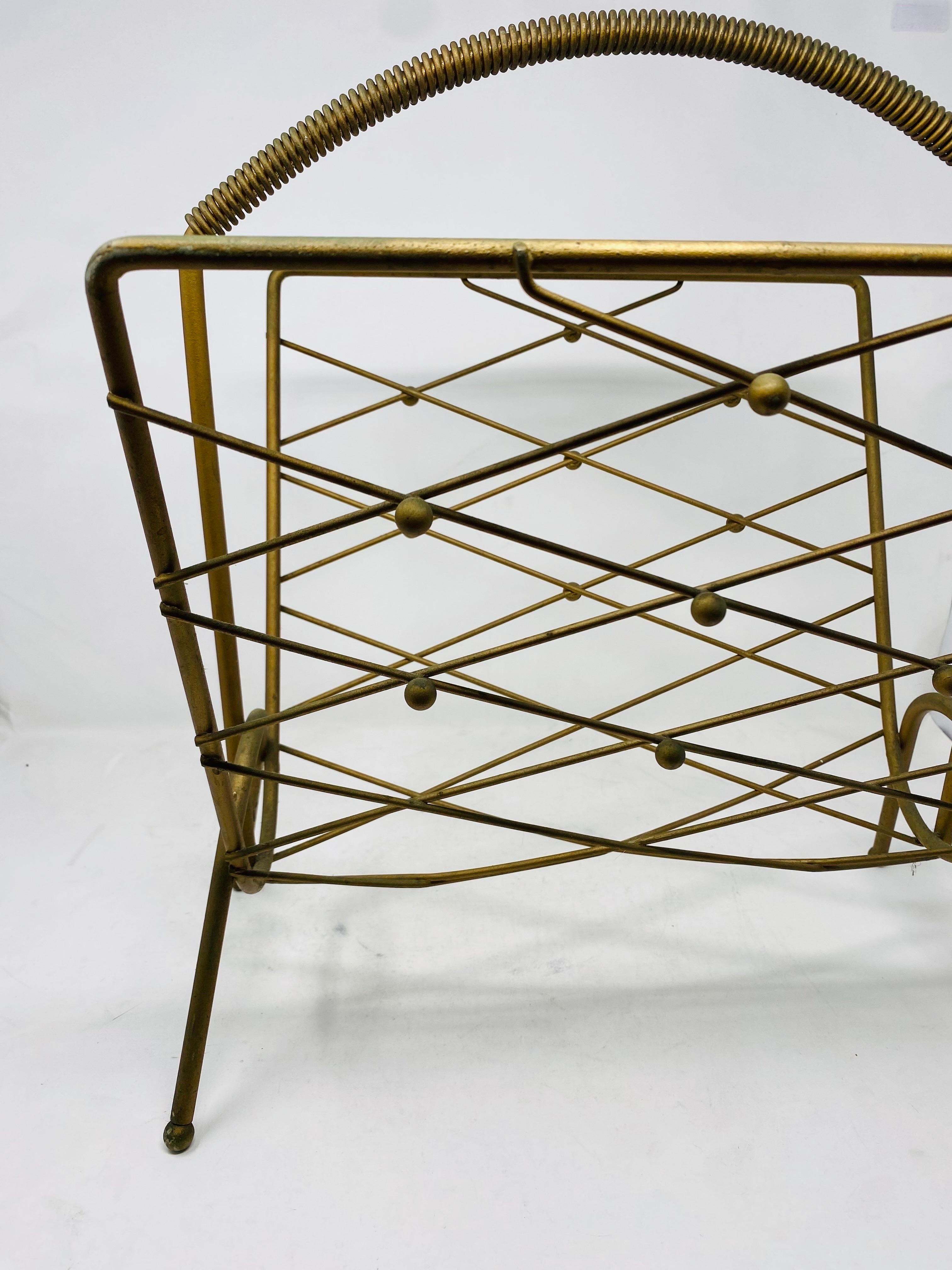 Mid-Century Modern Mid Century Gold Record Sling Magazine Rack en vente