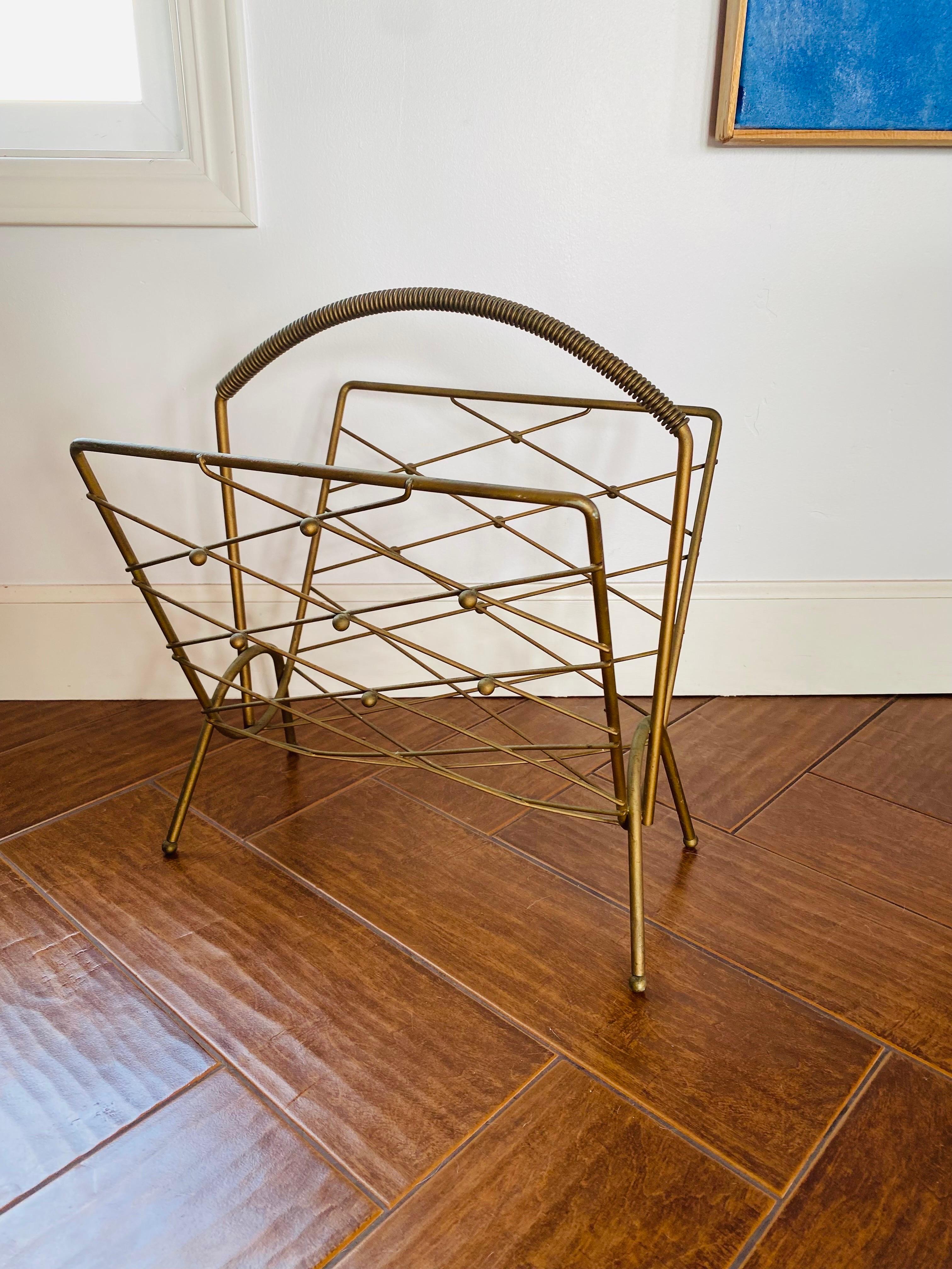 Moulage Mid Century Gold Record Sling Magazine Rack en vente