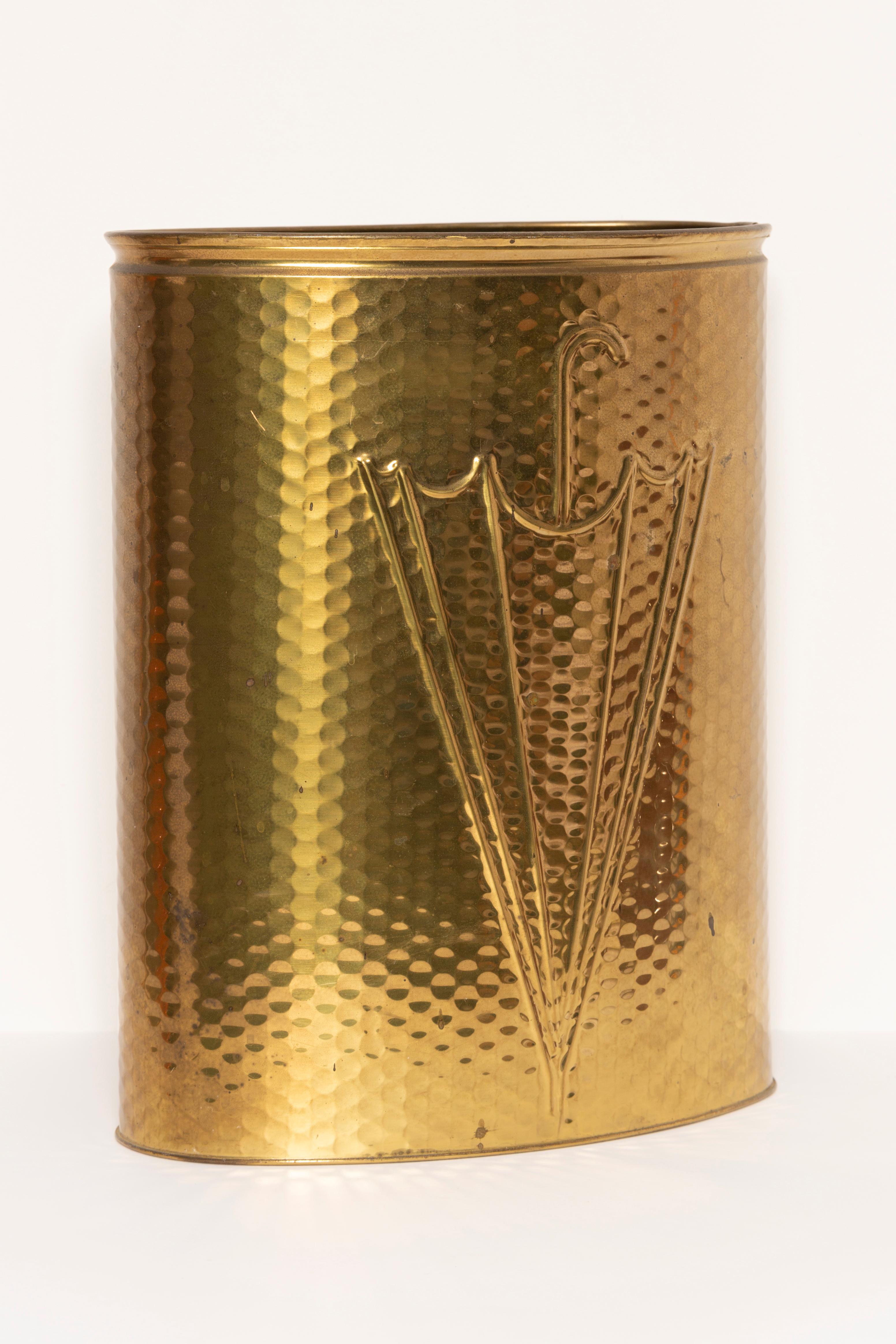 Stunning tall mid-century gold / gilt / gilded Hollywood Regency style umbrella stand / holder. Made in Florence, Italy, circa 1960. Very good original vintage condition. Only one unique piece.