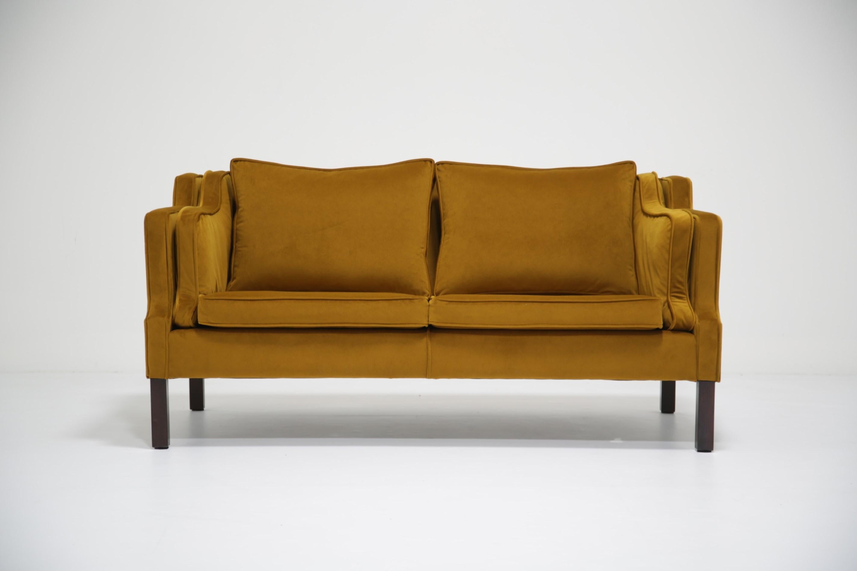 Questo splendido divano a due posti è un pezzo eccezionale del maestro danese Borg Mogensen. Progettato nel 1962 per la casa di Borg Mogensen e caratterizzato da linee pulite ed eleganza minimalista, questo divano incarna l'essenza del design