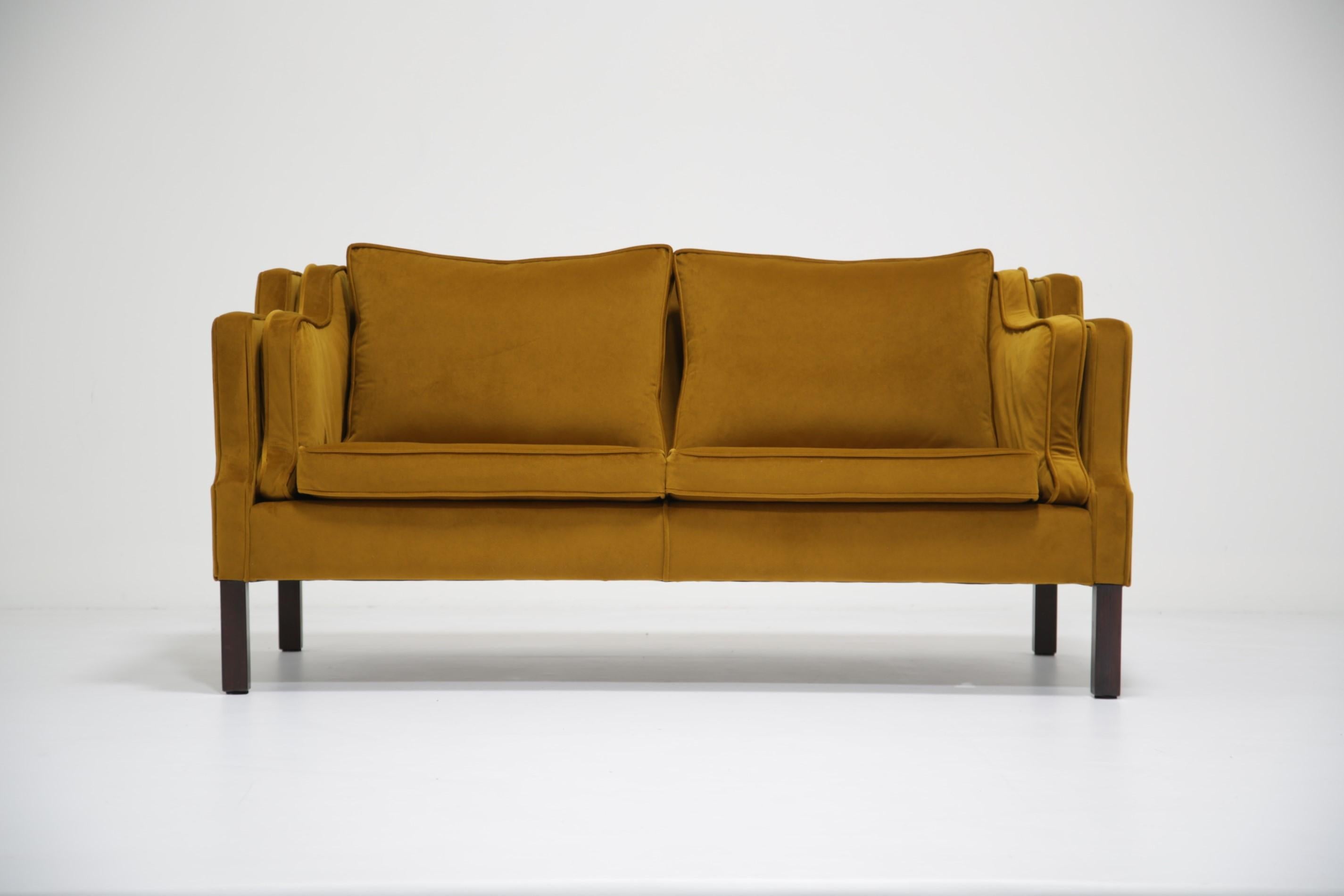 Mid-Century moderno Divano a due posti in velluto dorato di metà secolo, 